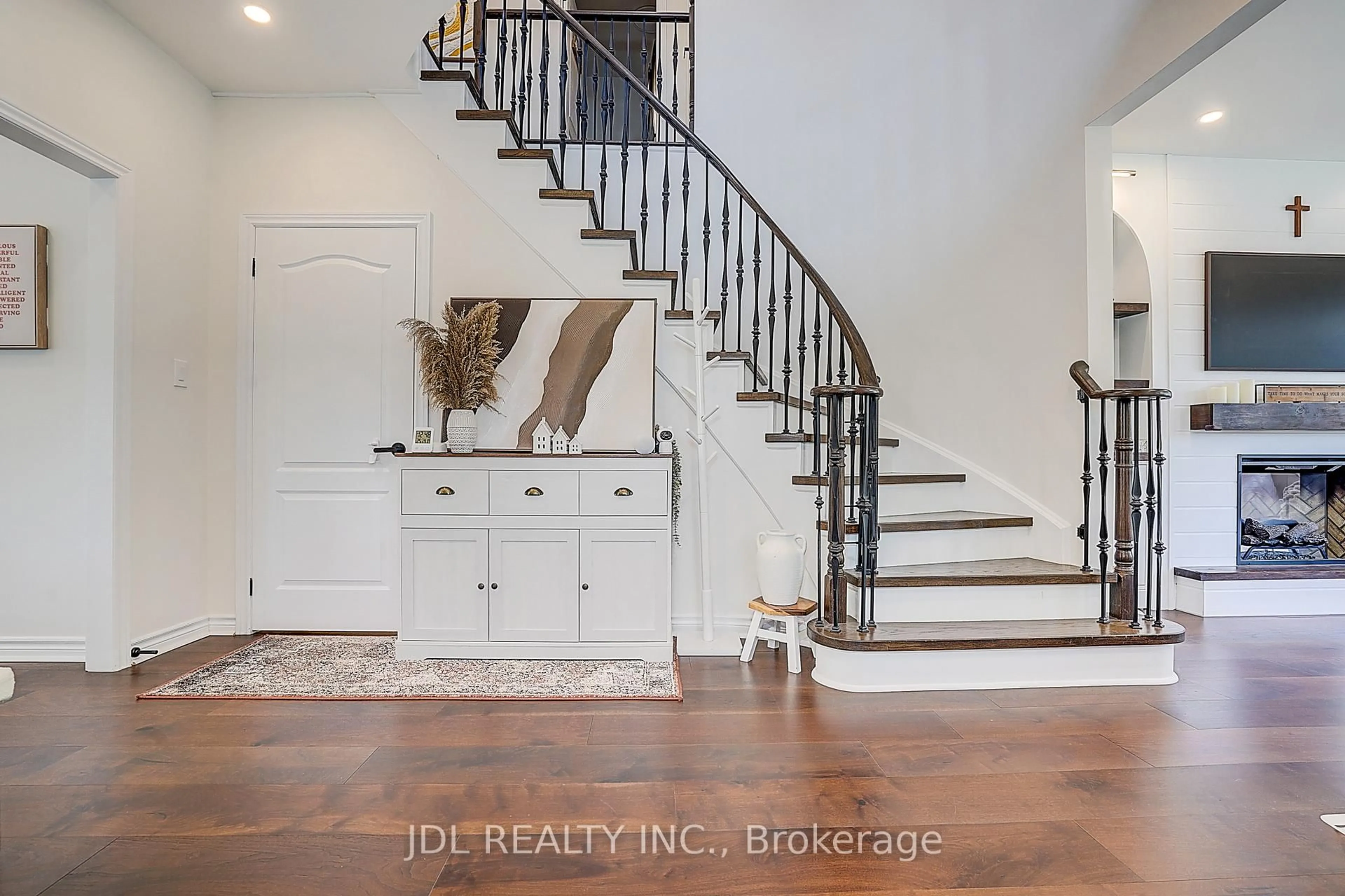 Indoor entryway for 1 Miramar Dr, Markham Ontario L6E 1Z6