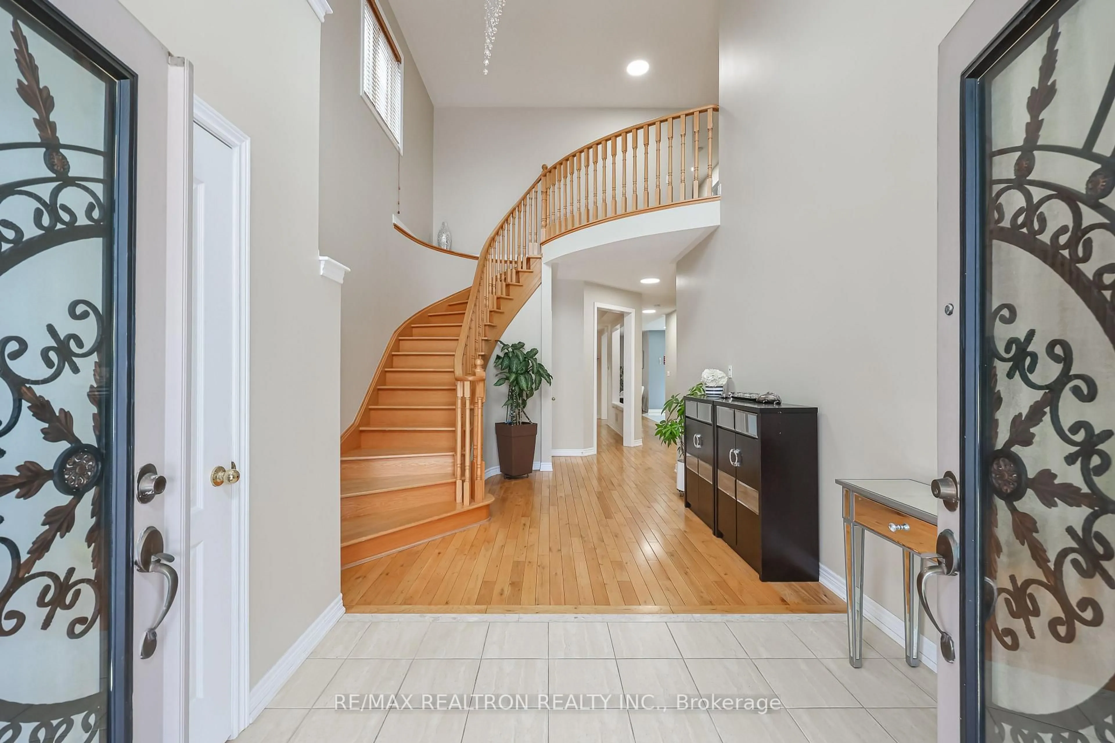 Indoor entryway for 16 Mckenzie Way, Bradford West Gwillimbury Ontario L3Z 0K1
