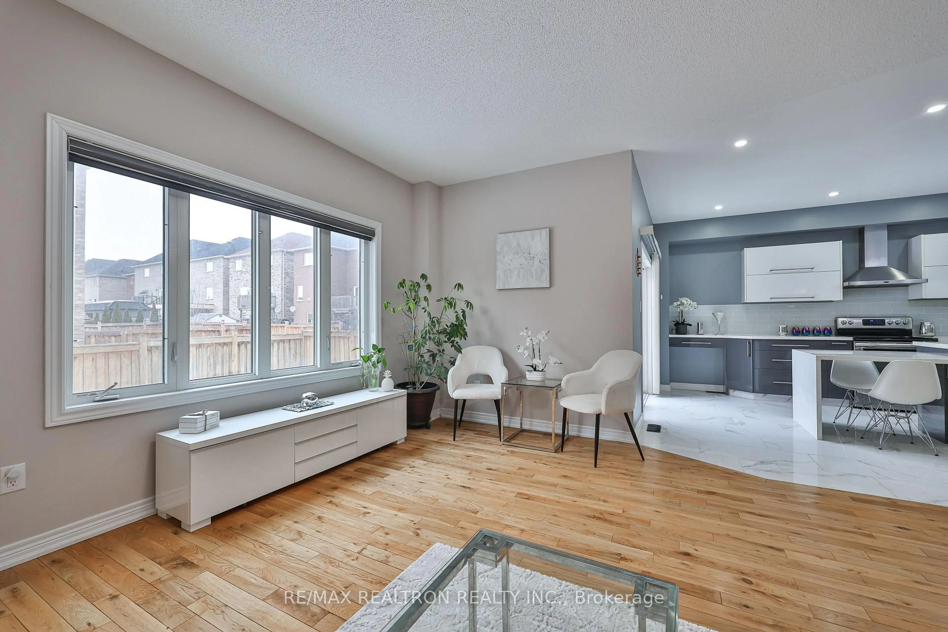 Living room with furniture, unknown for 16 Mckenzie Way, Bradford West Gwillimbury Ontario L3Z 0K1