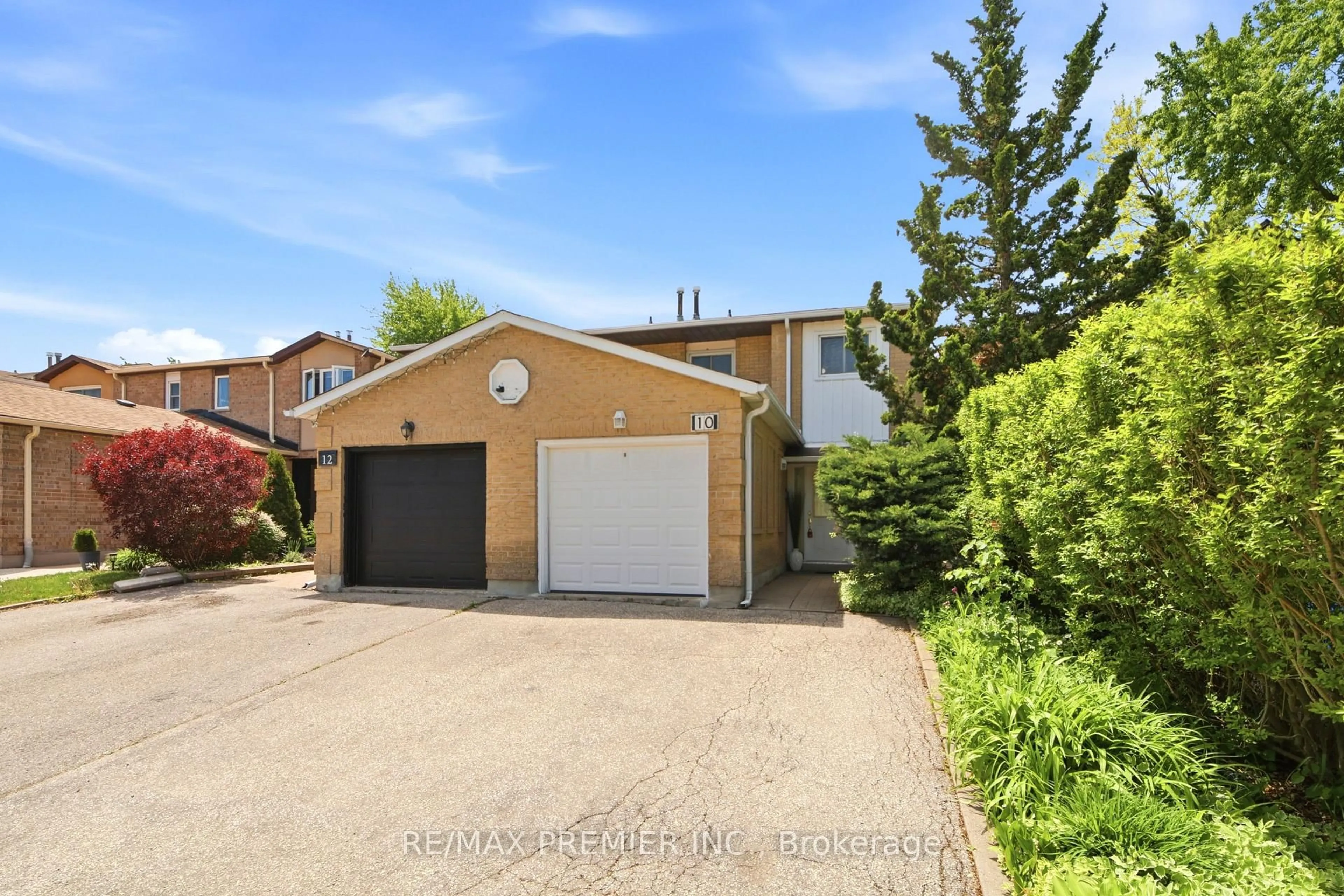 A pic from outside/outdoor area/front of a property/back of a property/a pic from drone, street for 10 Ashcroft Crt, Vaughan Ontario L4L 1H2