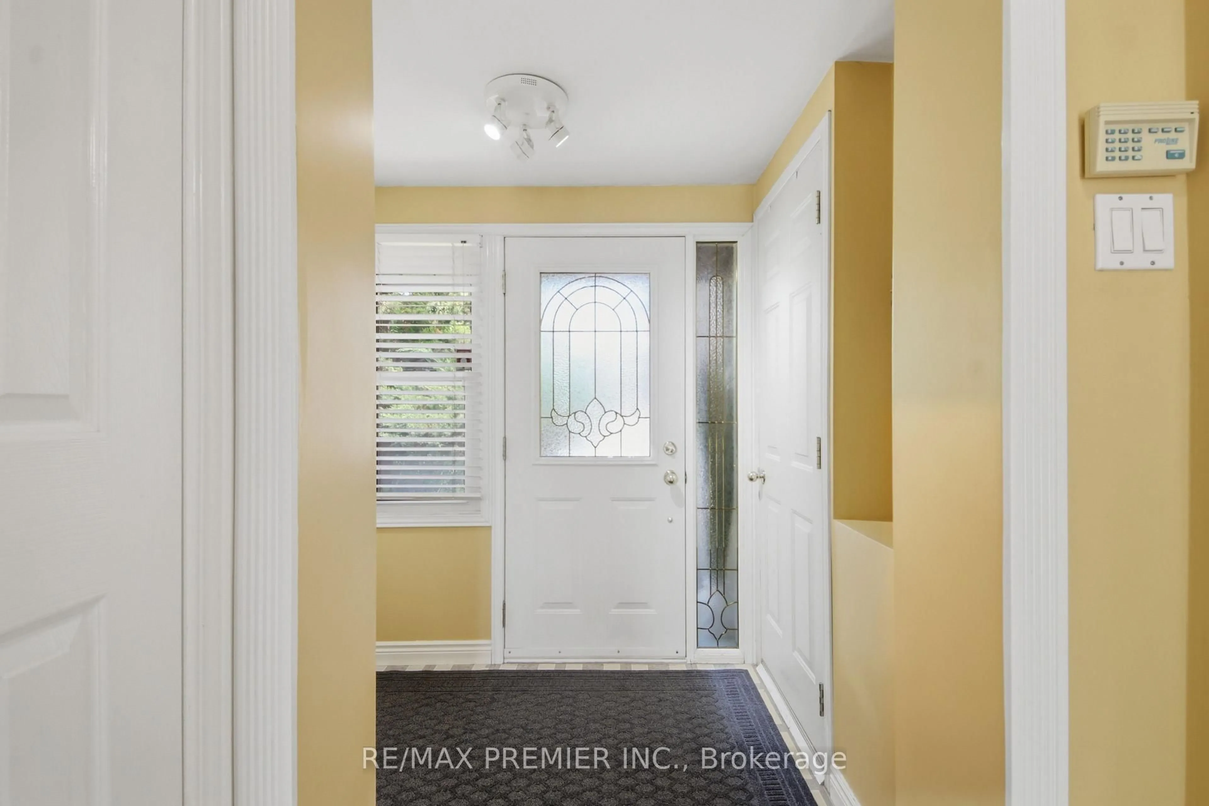 Indoor entryway for 10 Ashcroft Crt, Vaughan Ontario L4L 1H2