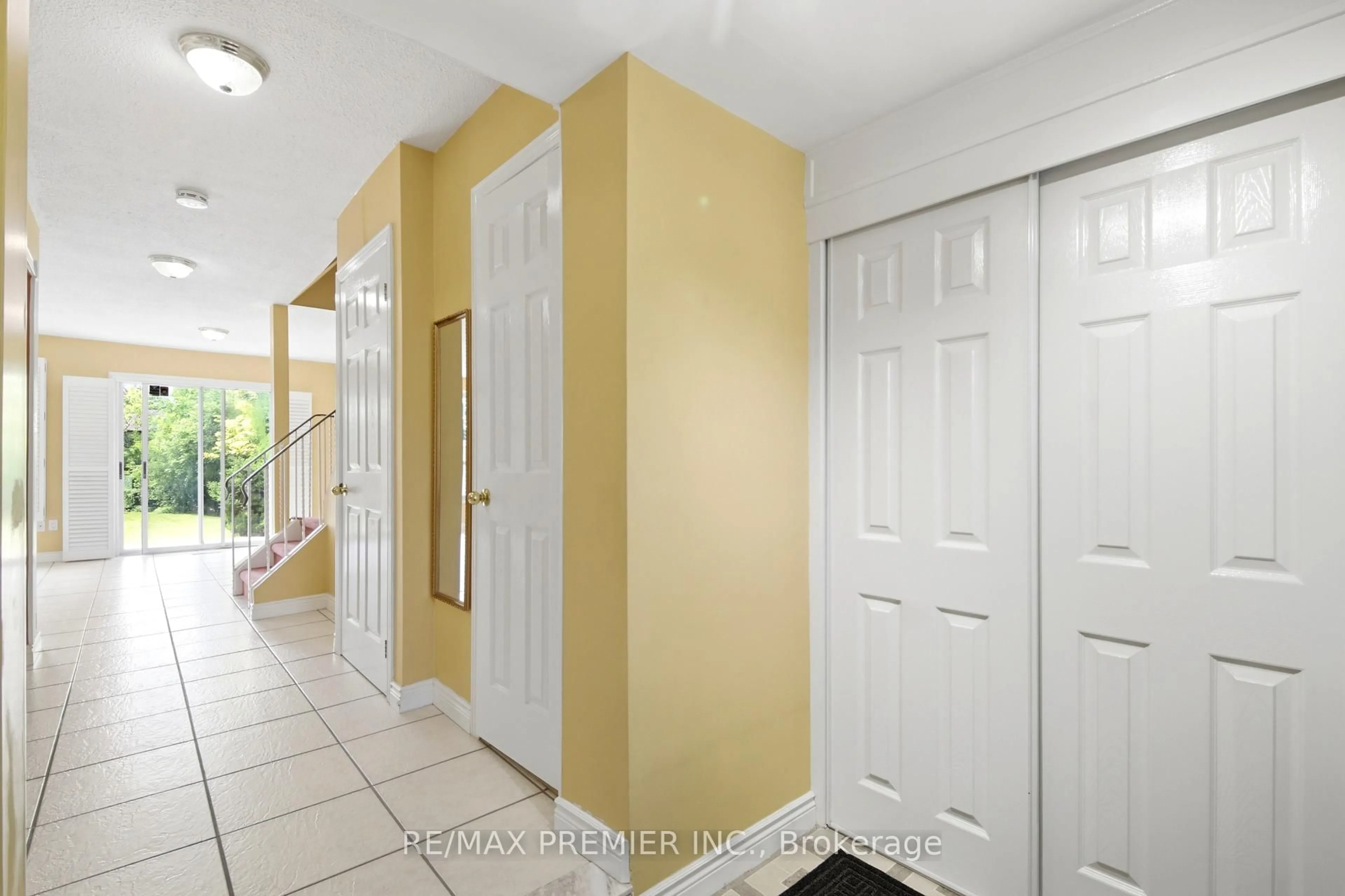 Indoor entryway for 10 Ashcroft Crt, Vaughan Ontario L4L 1H2