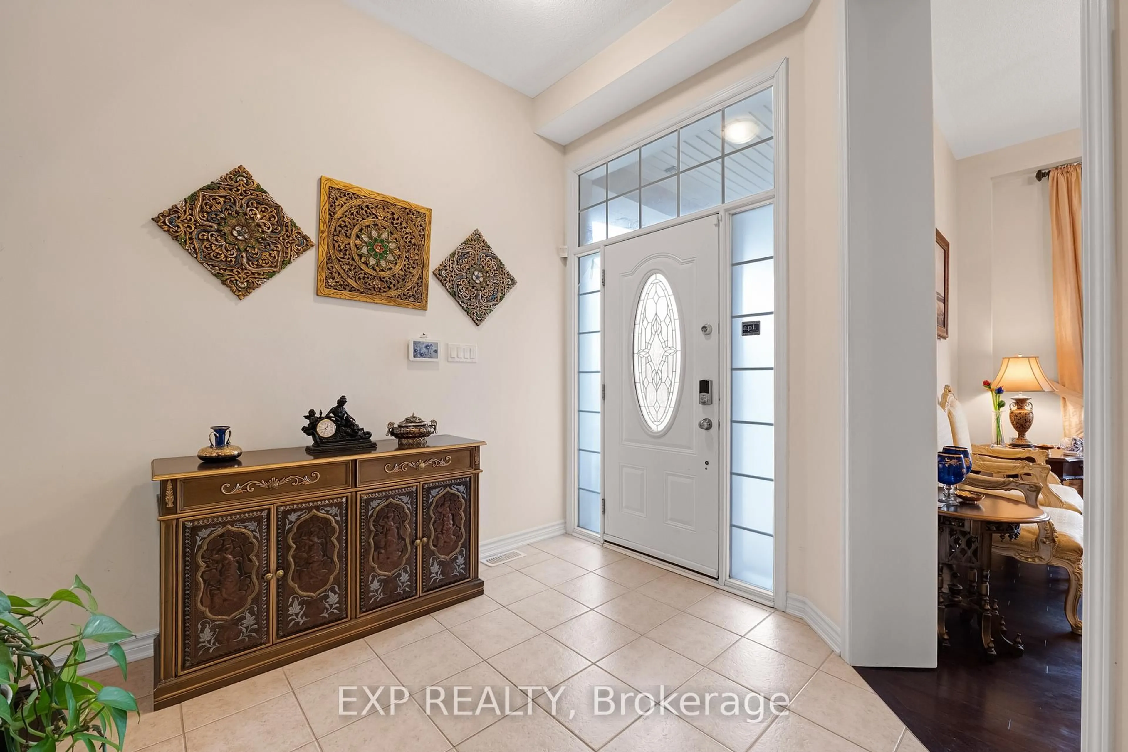 Indoor entryway for 323 Cheryl Mews Blvd, Newmarket Ontario L3X 3J6
