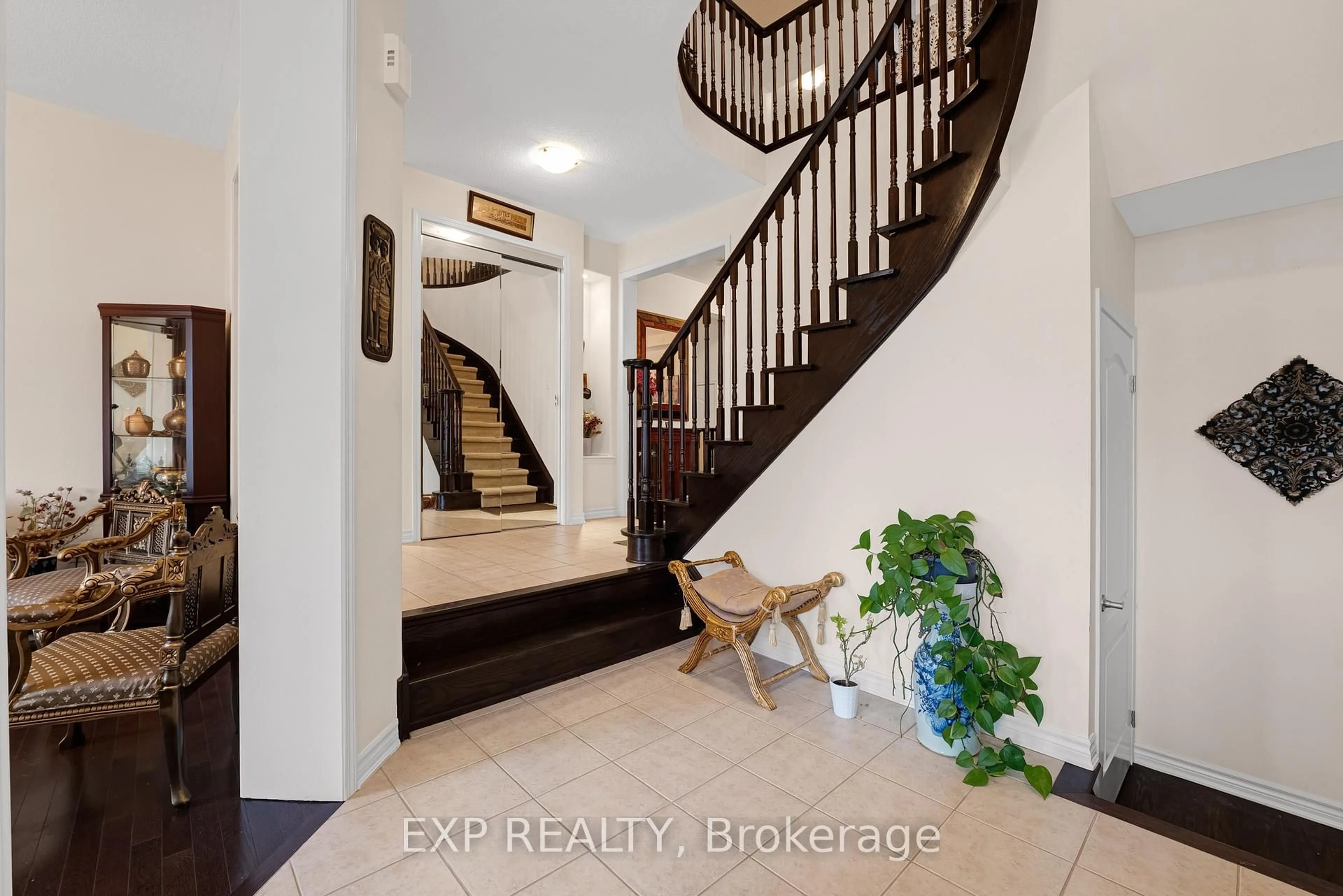 Indoor entryway for 323 Cheryl Mews Blvd, Newmarket Ontario L3X 3J6