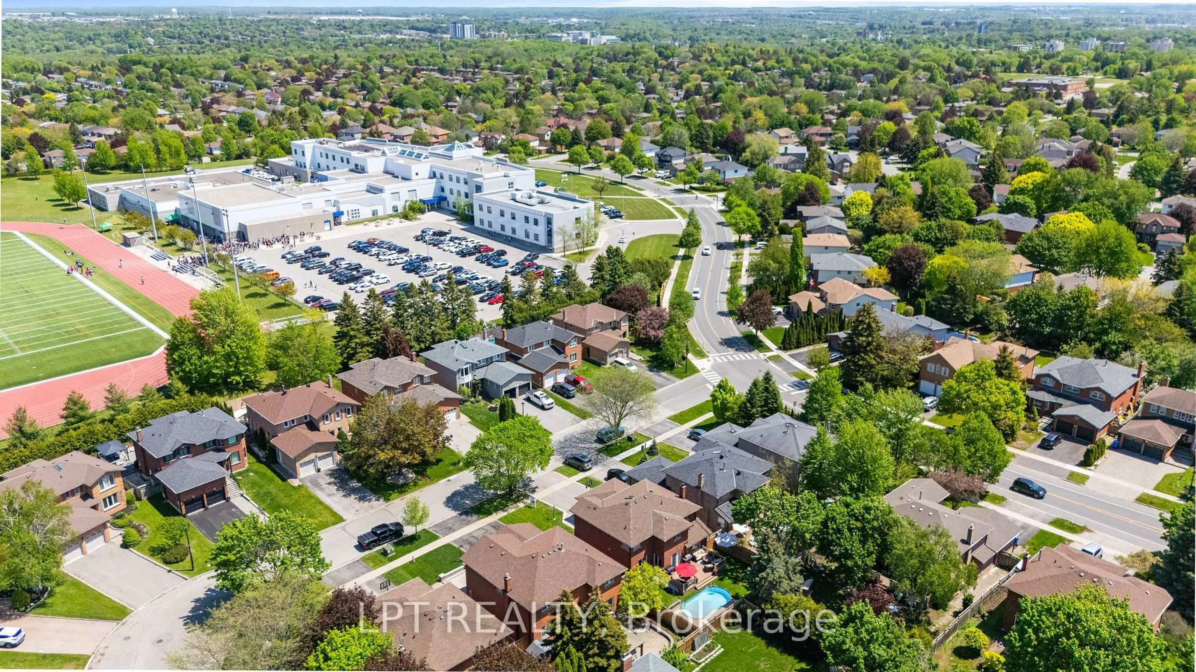 A pic from outside/outdoor area/front of a property/back of a property/a pic from drone, street for 112 Doris Cres, Newmarket Ontario L3Y 7V5