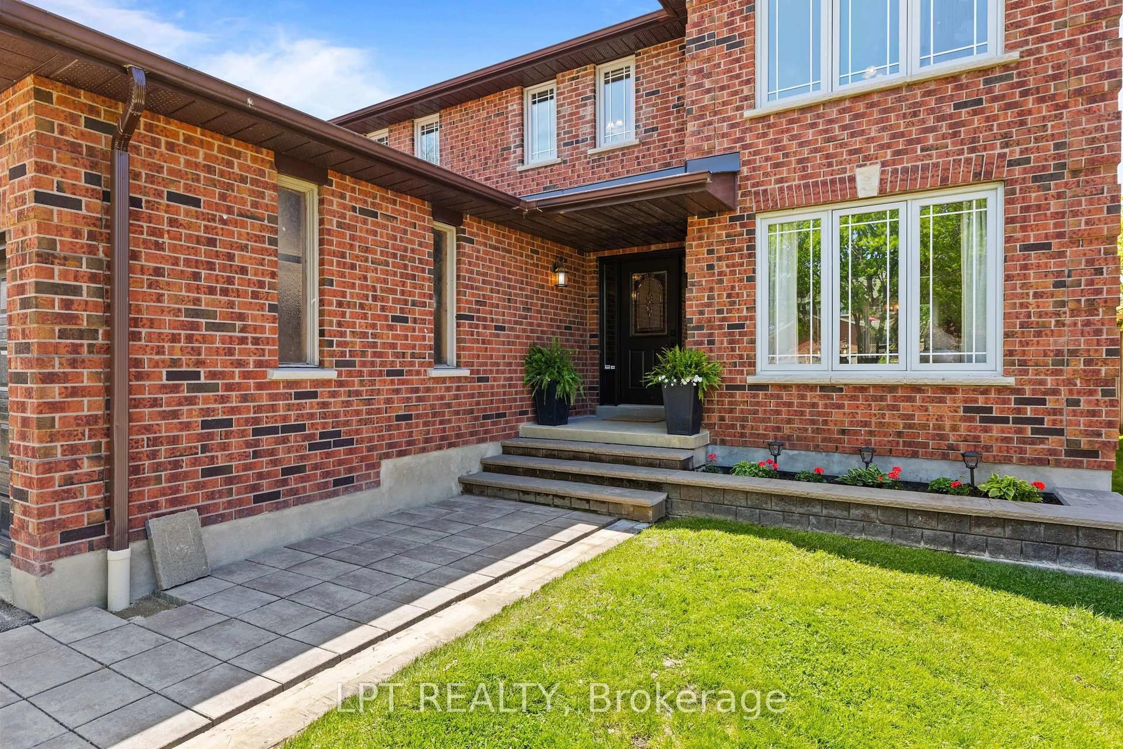 Home with brick exterior material, street for 112 Doris Cres, Newmarket Ontario L3Y 7V5