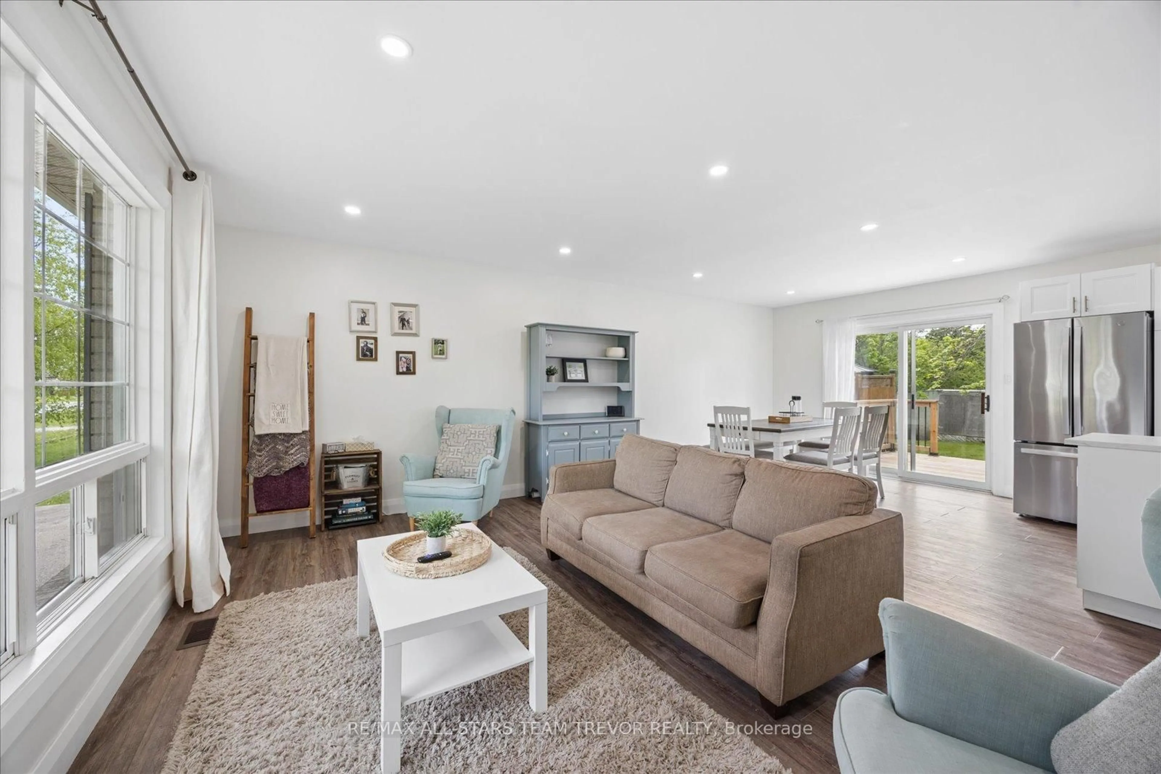 Living room with furniture, unknown for 11 Halmar Park Rd, Georgina Ontario L0E 1N0