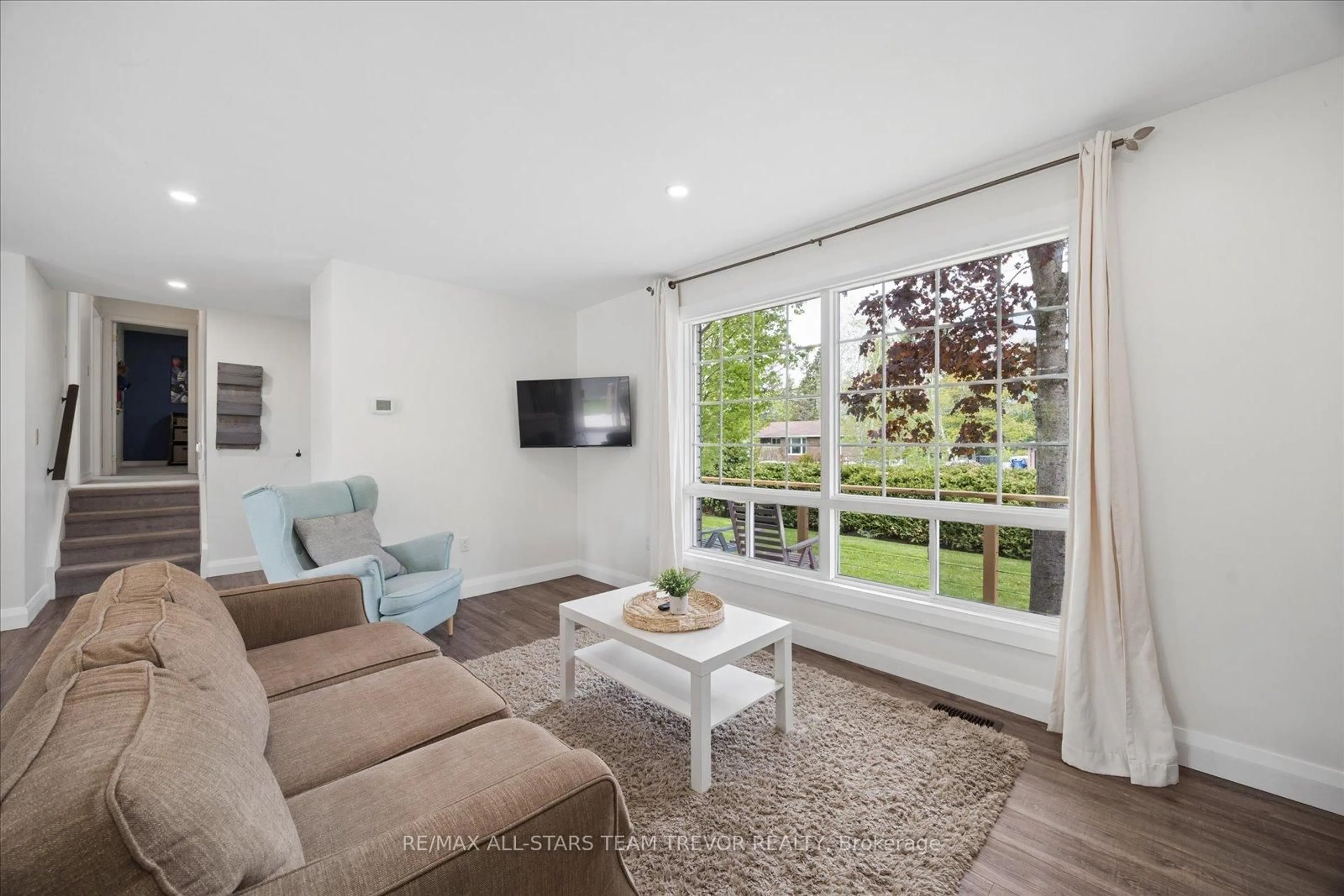 Living room with furniture, unknown for 11 Halmar Park Rd, Georgina Ontario L0E 1N0