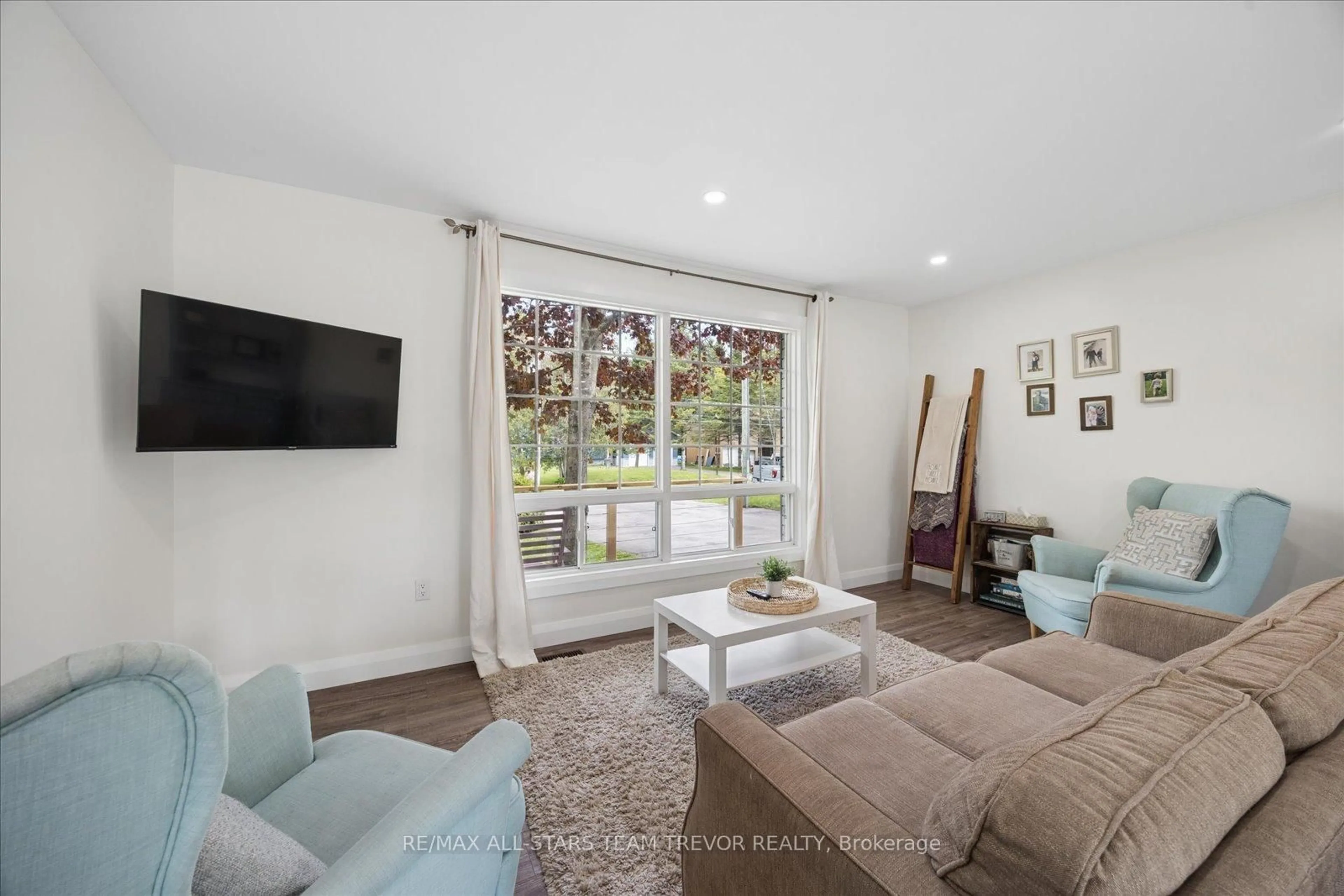 Living room with furniture, unknown for 11 Halmar Park Rd, Georgina Ontario L0E 1N0