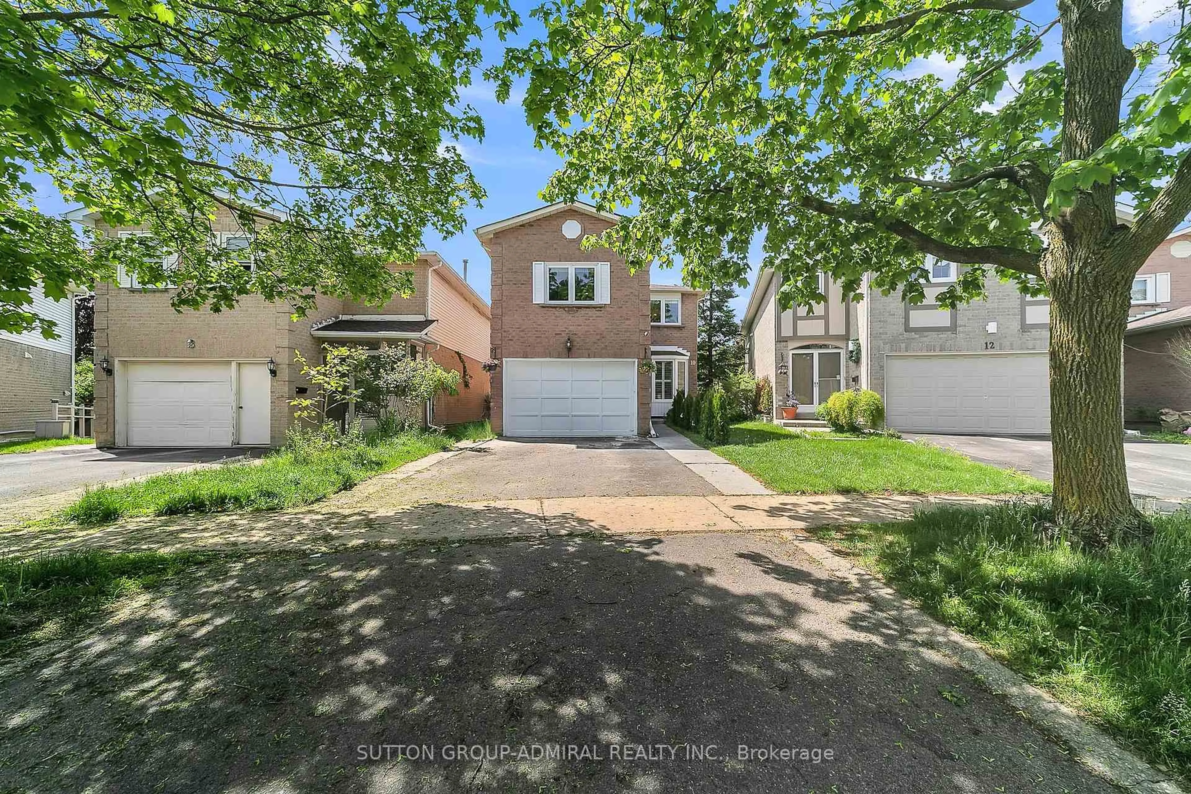 A pic from outside/outdoor area/front of a property/back of a property/a pic from drone, street for 10 Park Lane Circ, Richmond Hill Ontario L4C 6S8