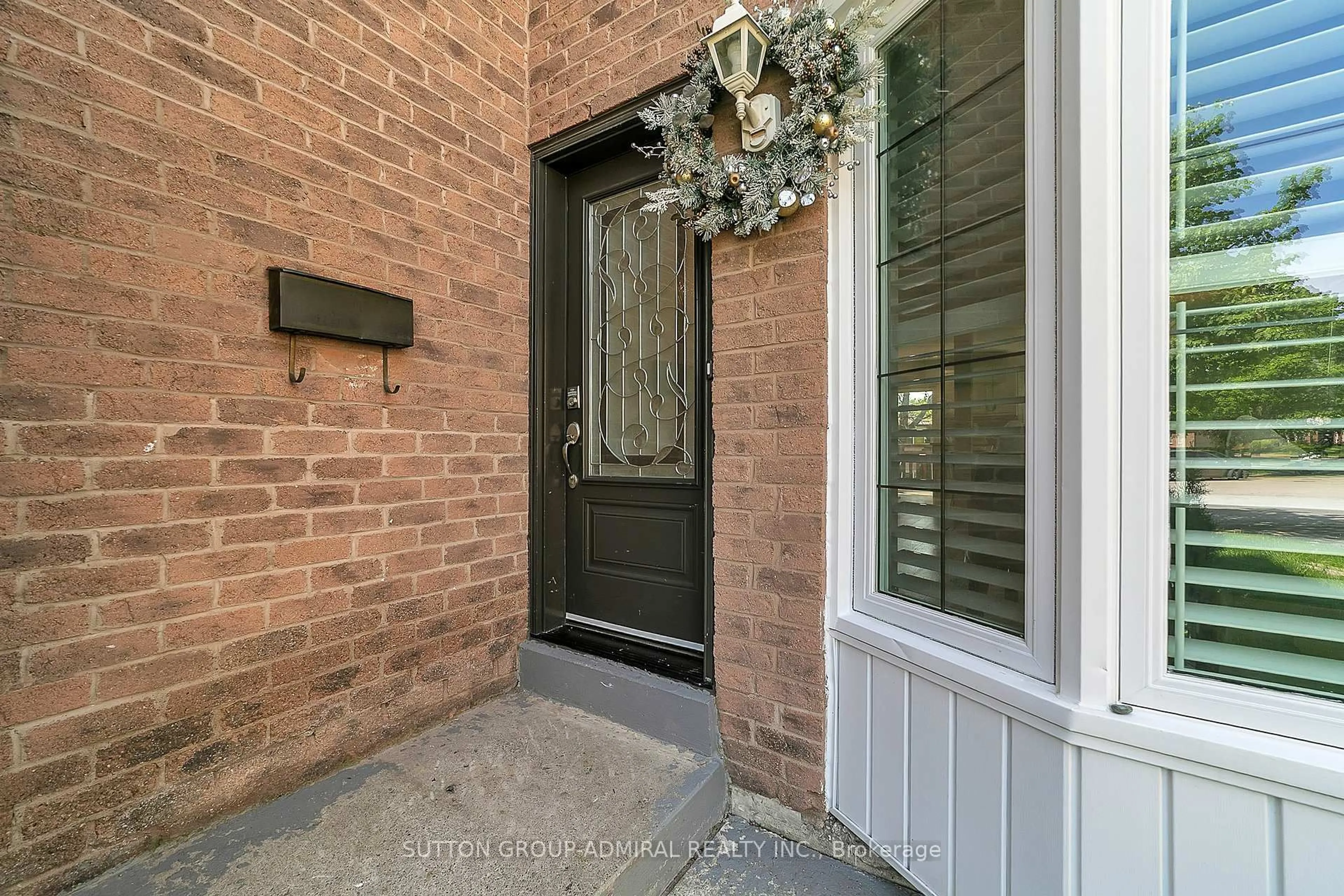 Indoor entryway for 10 Park Lane Circ, Richmond Hill Ontario L4C 6S8