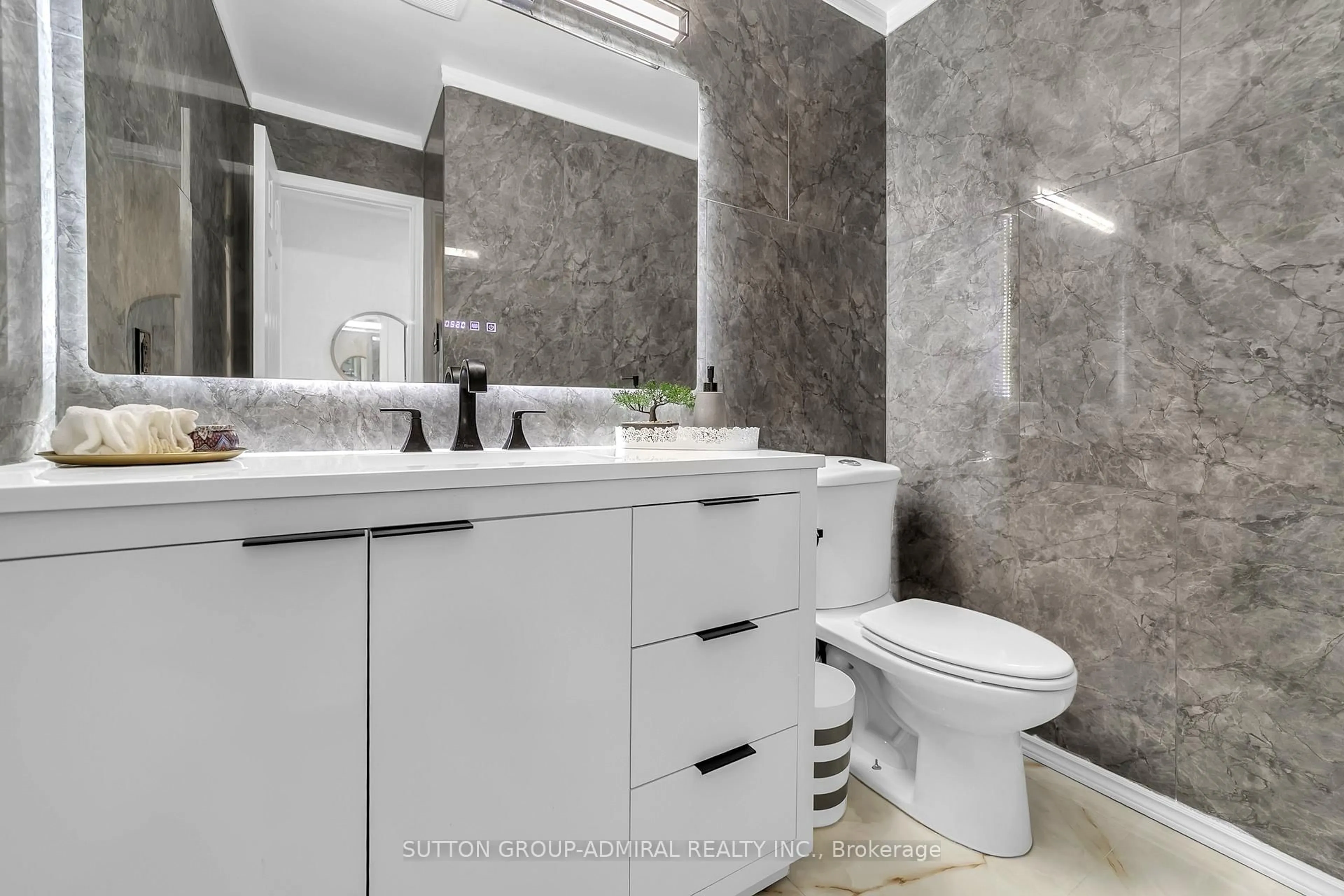 Contemporary bathroom, ceramic/tile floor for 10 Park Lane Circ, Richmond Hill Ontario L4C 6S8