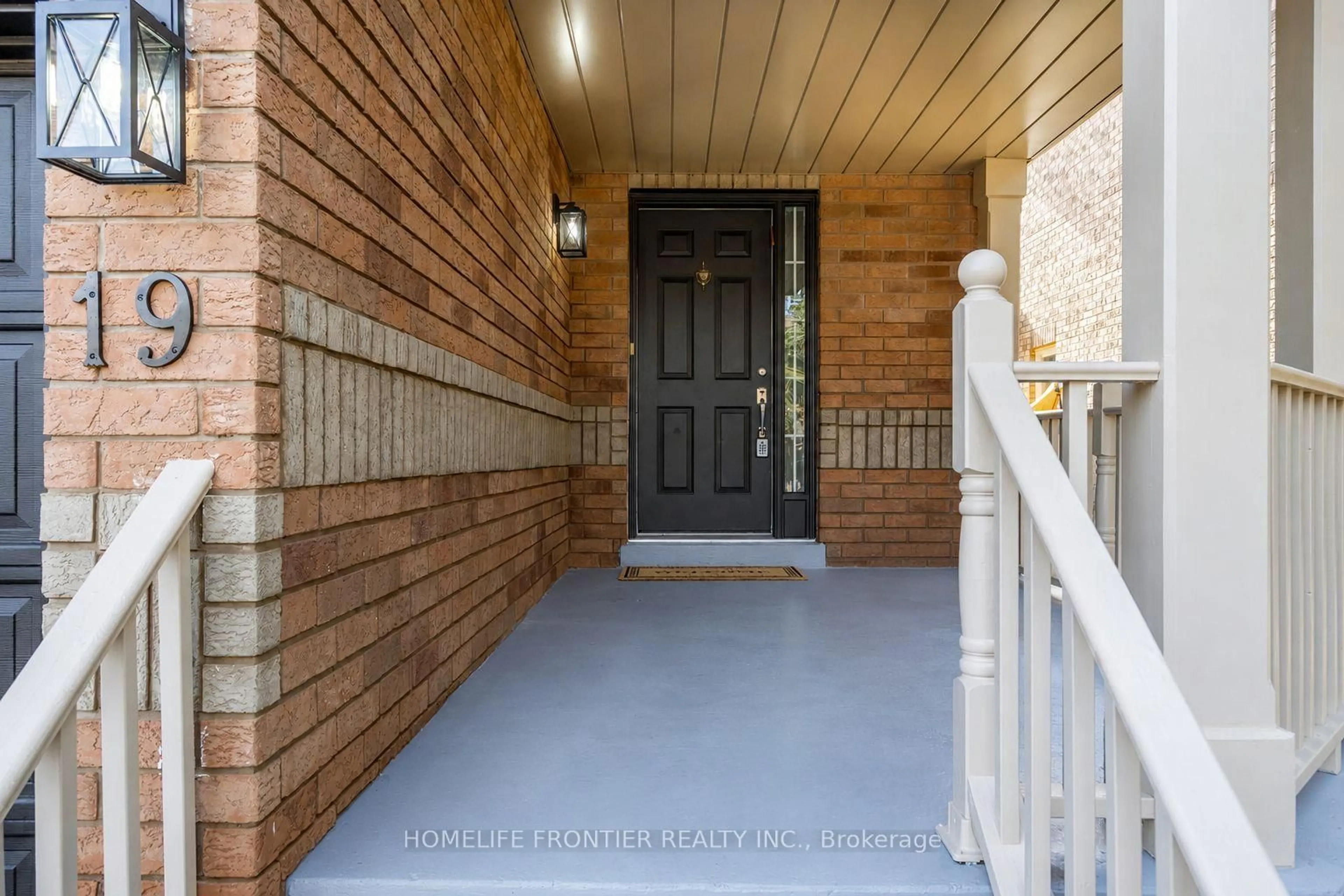 Indoor entryway for 19 Bowler St, Aurora Ontario L4G 7J2