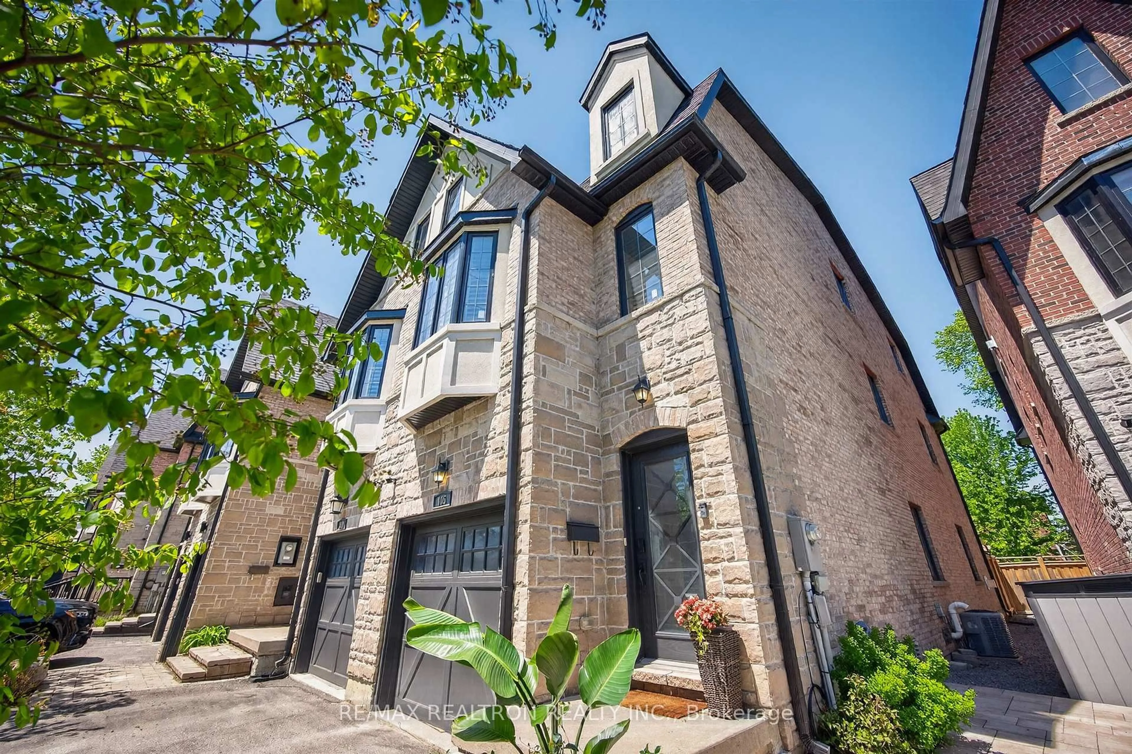 Home with brick exterior material, street for 105 Hunt Ave, Richmond Hill Ontario L4C 4H1