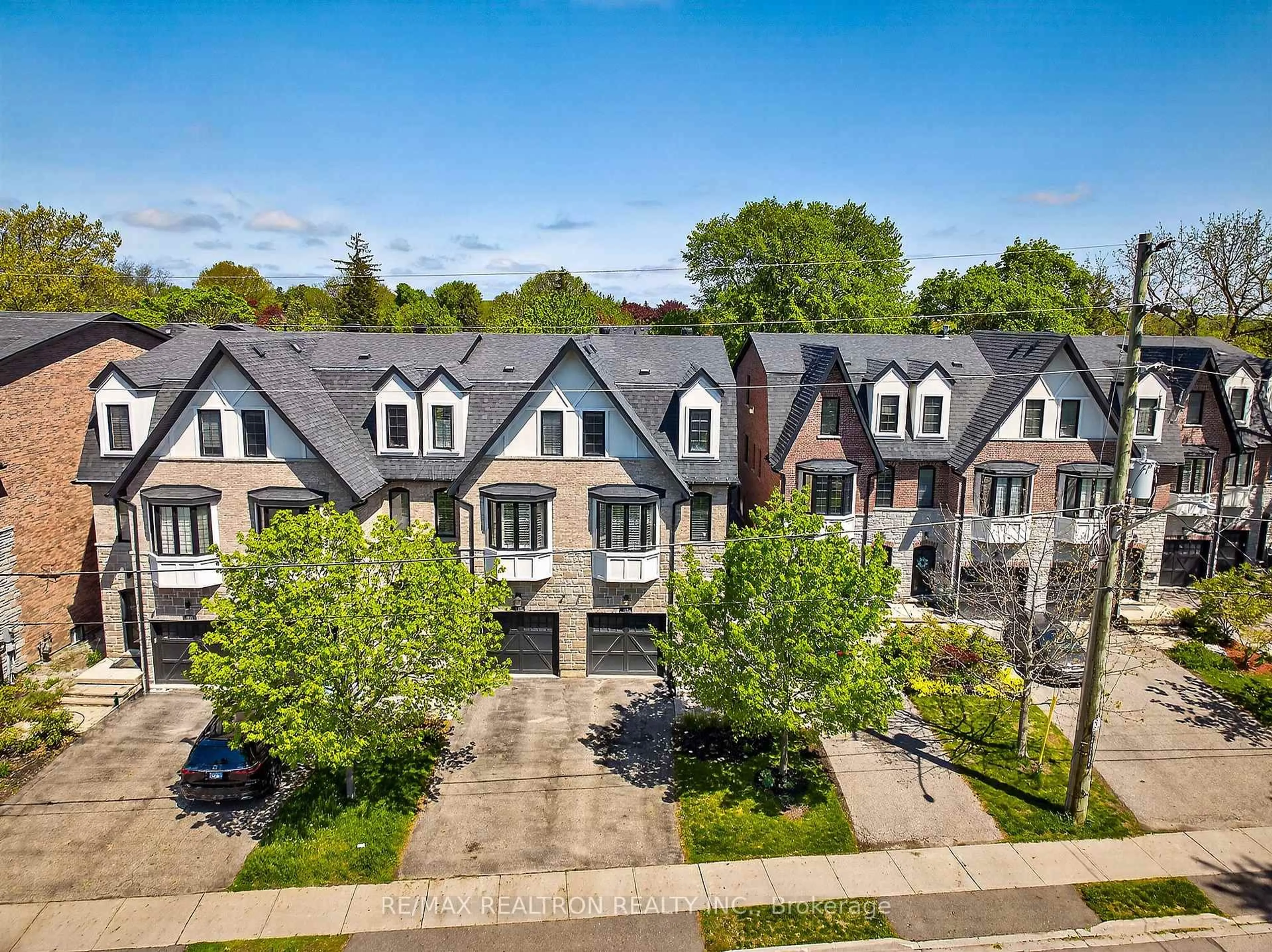 A pic from outside/outdoor area/front of a property/back of a property/a pic from drone, street for 105 Hunt Ave, Richmond Hill Ontario L4C 4H1