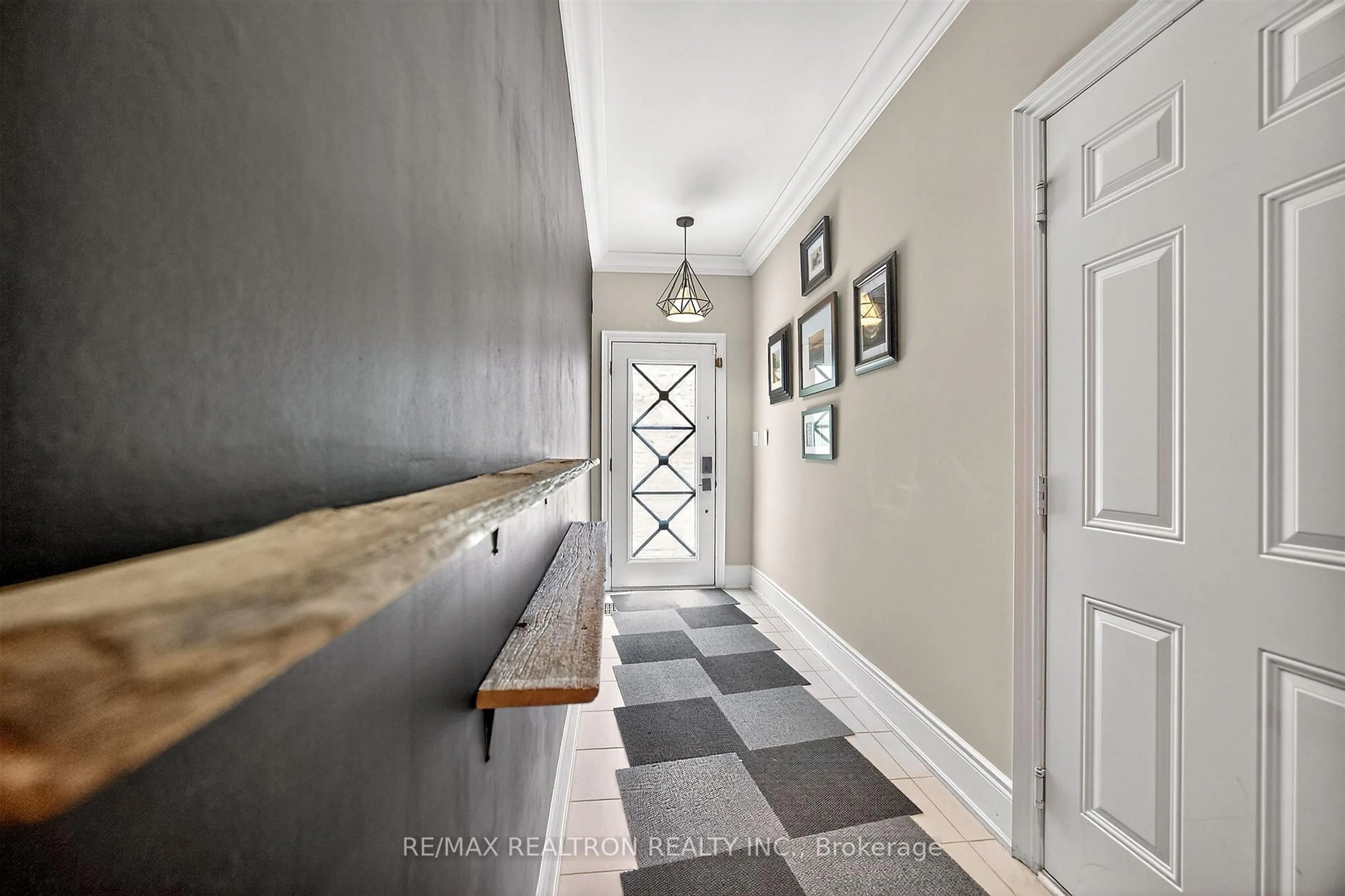 Indoor entryway for 105 Hunt Ave, Richmond Hill Ontario L4C 4H1