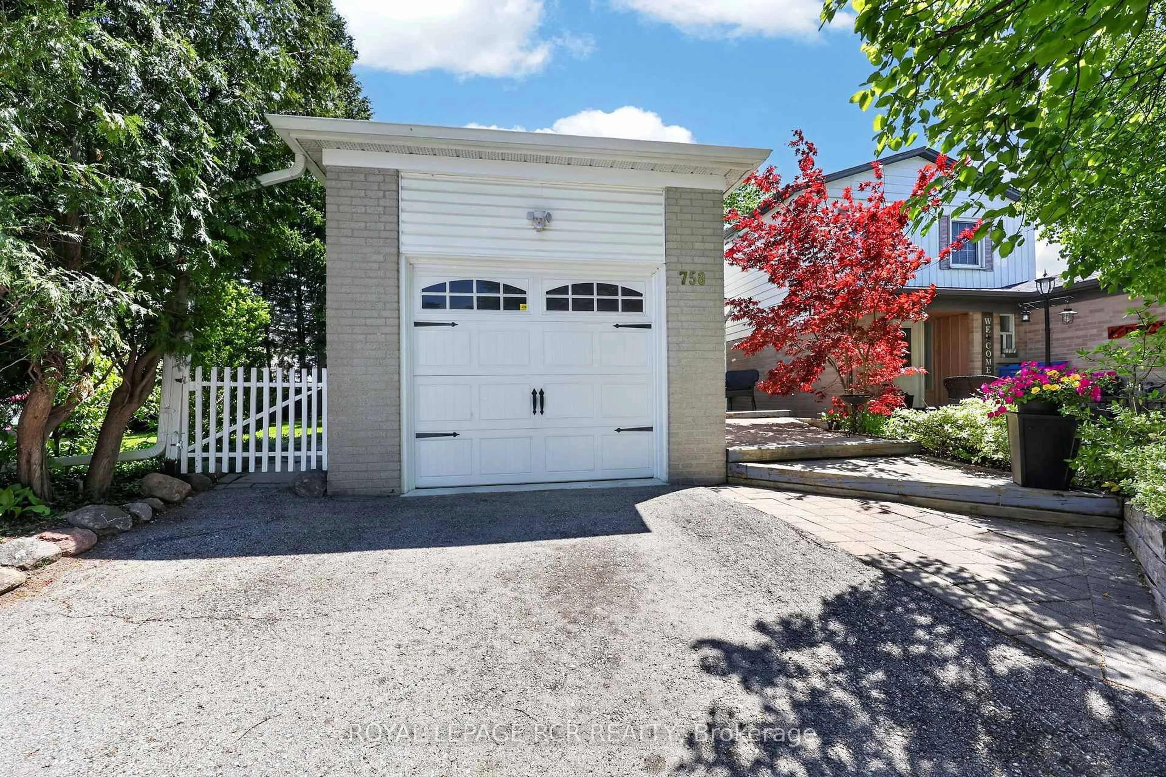Indoor garage for 758 Beman Dr, Newmarket Ontario L3Y 4Z2