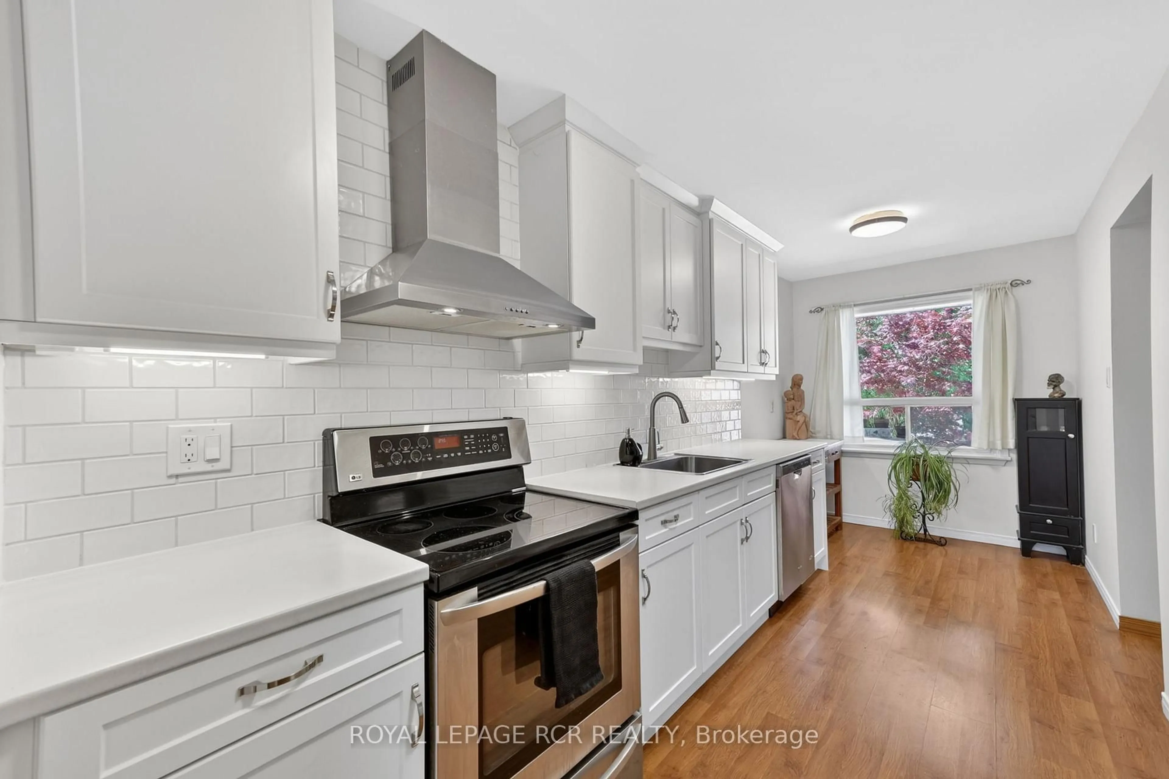 Open concept kitchen, ceramic/tile floor for 758 Beman Dr, Newmarket Ontario L3Y 4Z2