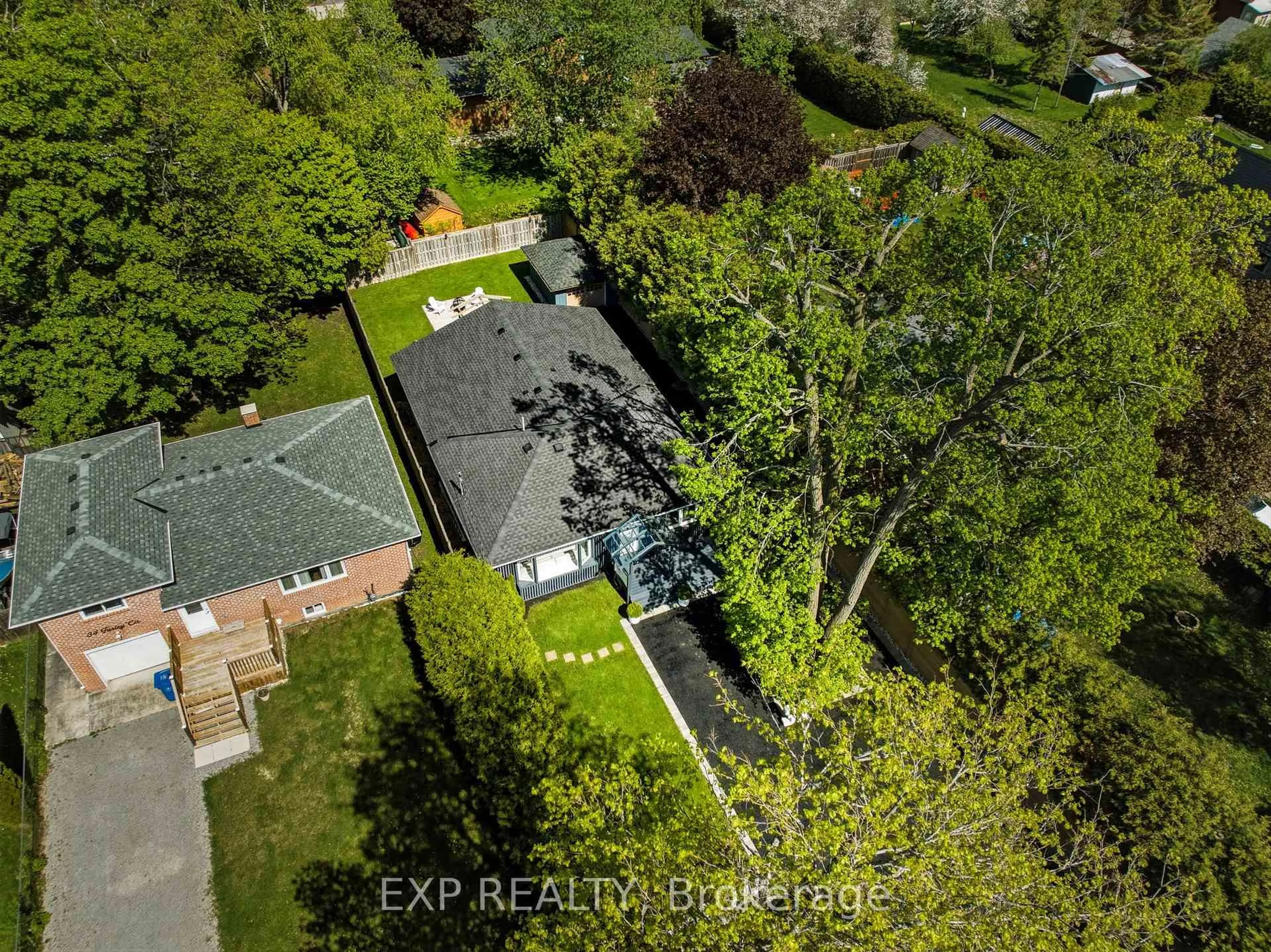 A pic from outside/outdoor area/front of a property/back of a property/a pic from drone, street for 32 Farley Circ, Georgina Ontario L0E 1S0
