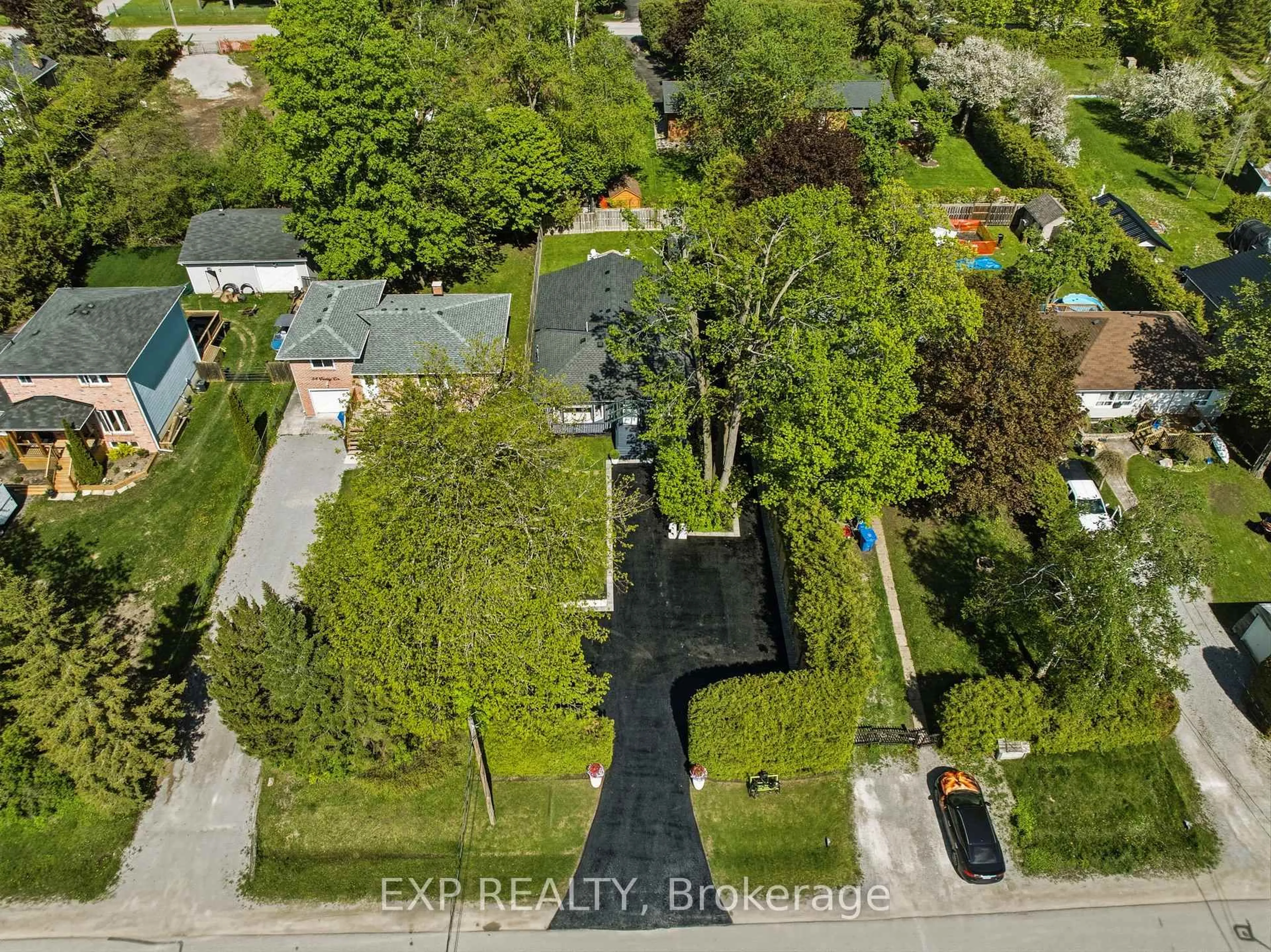 A pic from outside/outdoor area/front of a property/back of a property/a pic from drone, street for 32 Farley Circ, Georgina Ontario L0E 1S0