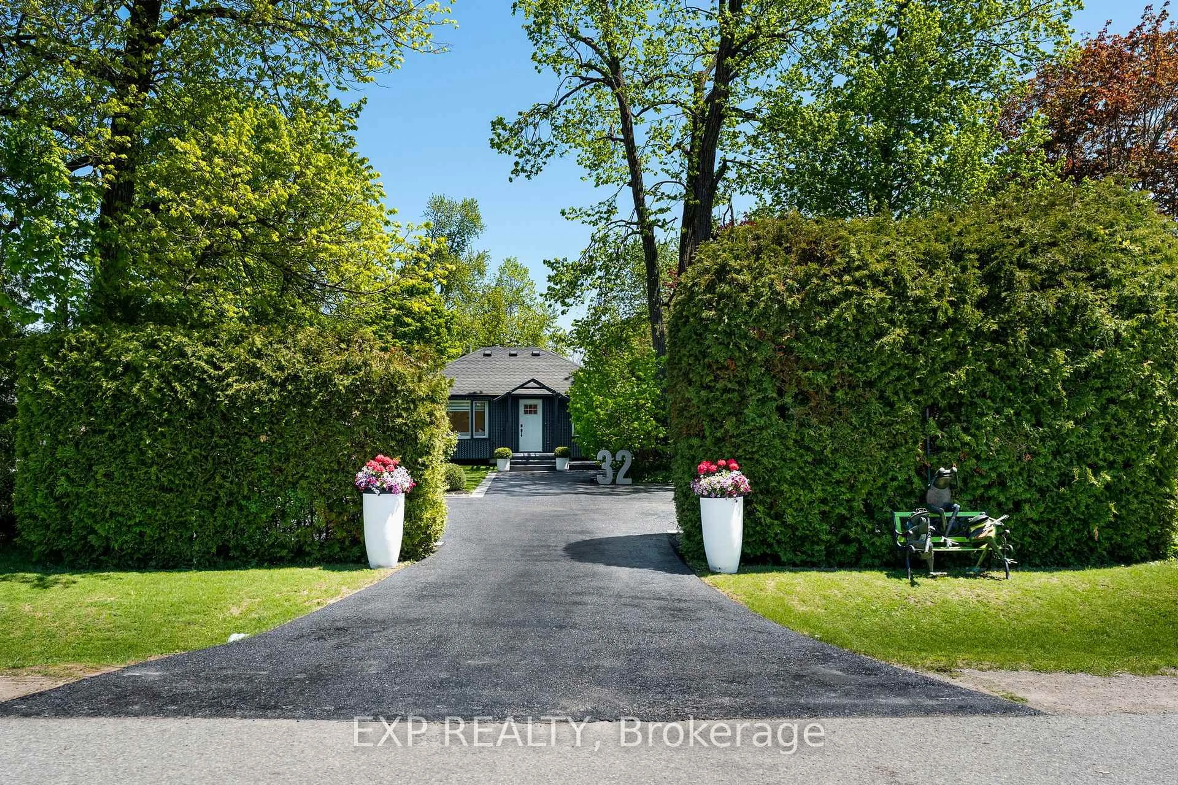 A pic from outside/outdoor area/front of a property/back of a property/a pic from drone, street for 32 Farley Circ, Georgina Ontario L0E 1S0