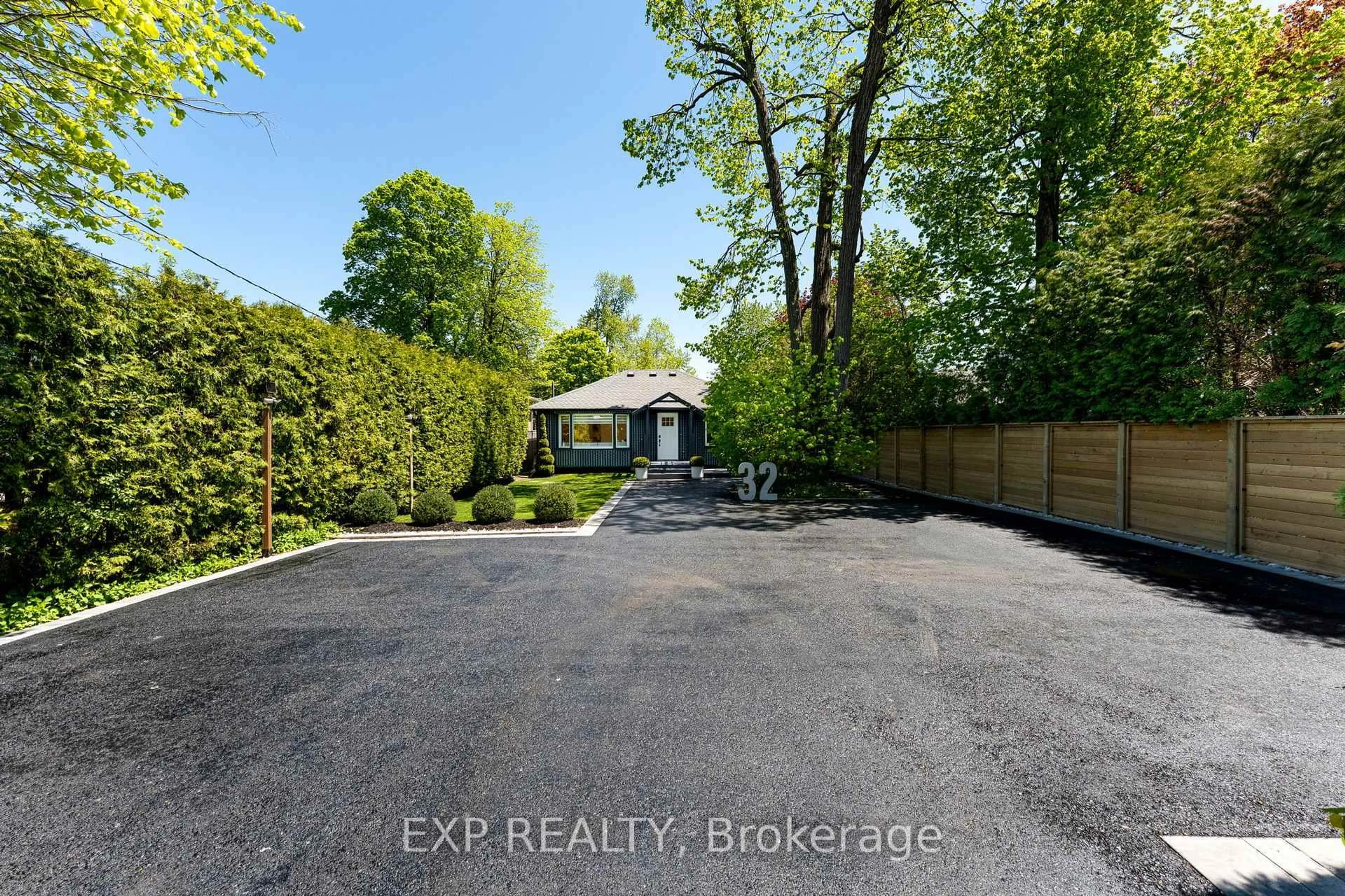 A pic from outside/outdoor area/front of a property/back of a property/a pic from drone, street for 32 Farley Circ, Georgina Ontario L0E 1S0