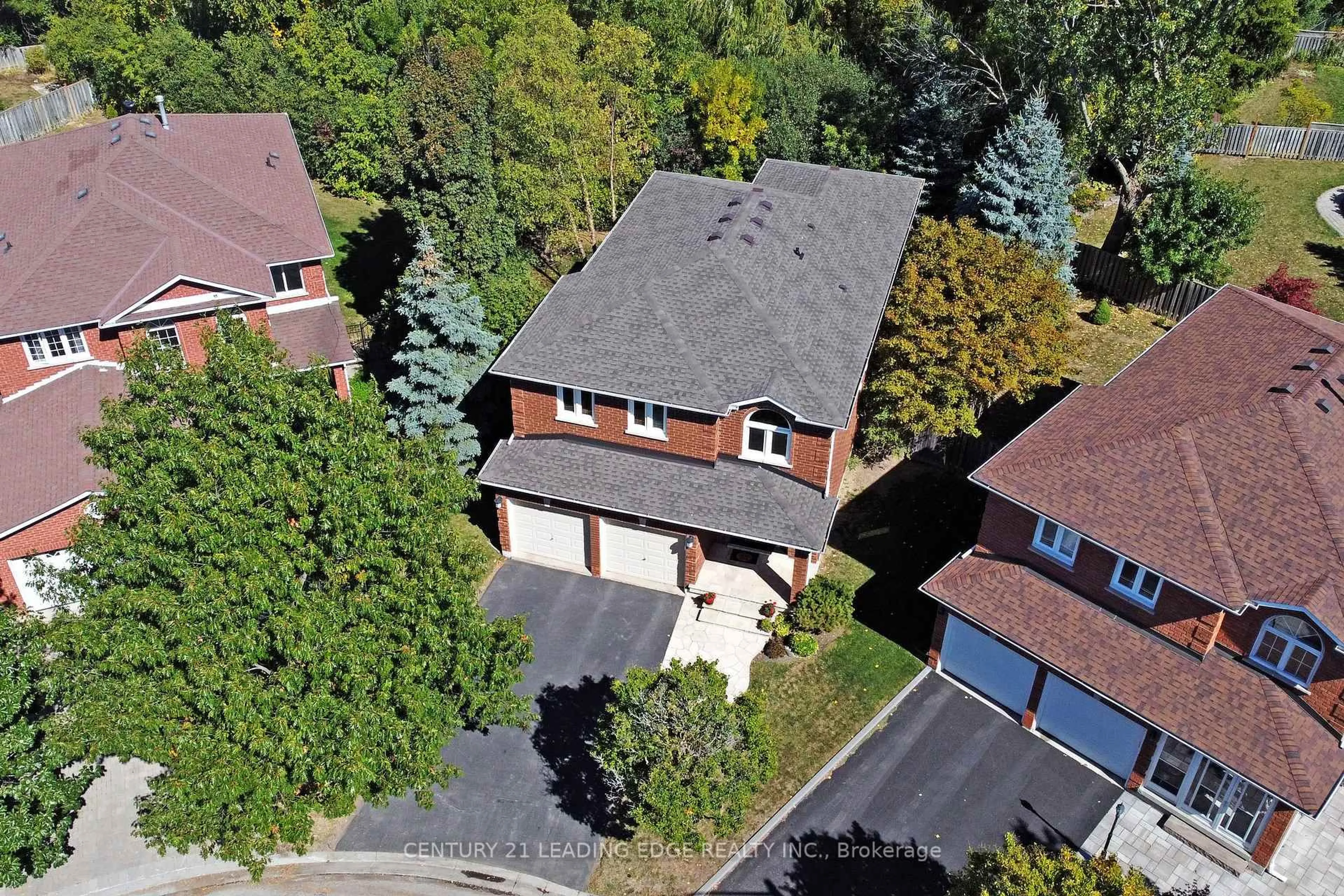 A pic from outside/outdoor area/front of a property/back of a property/a pic from drone, street for 34 Pandora Crt, Richmond Hill Ontario L4S 1J4