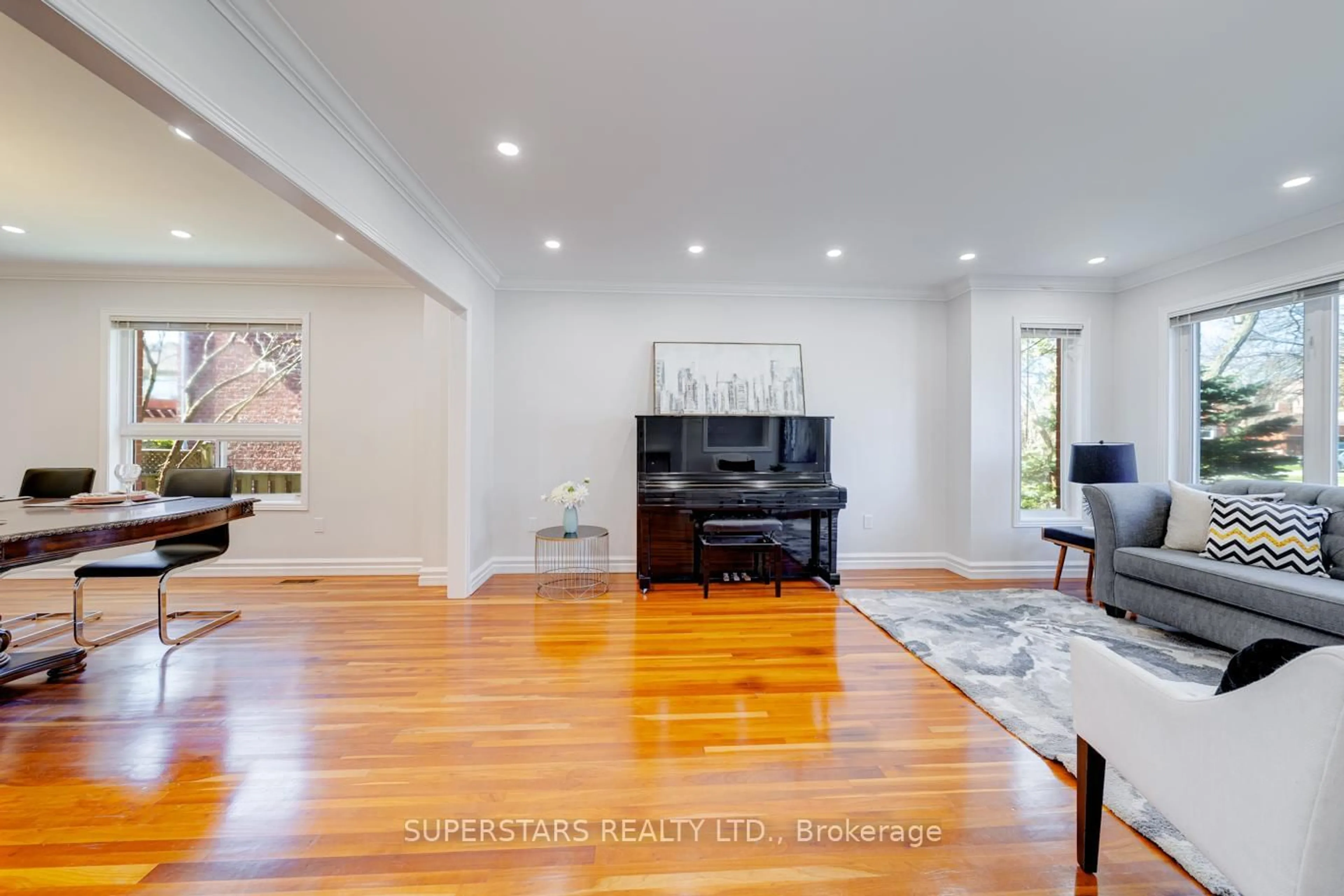 Unknown for 105 Mcclellan Way, Aurora Ontario L4G 6M4