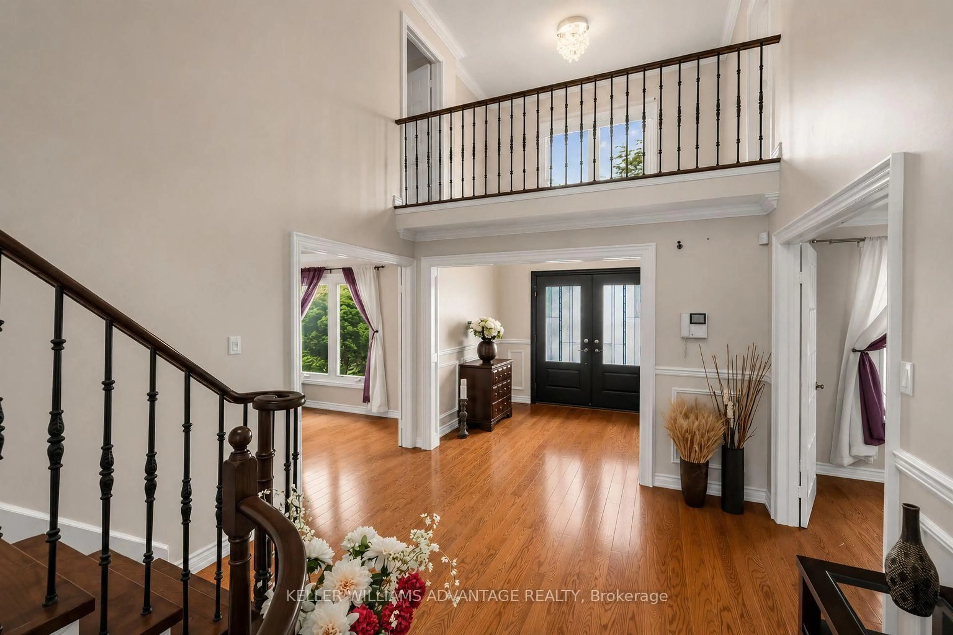 Indoor entryway for 73 Highglen Ave, Markham Ontario L3R 8R1
