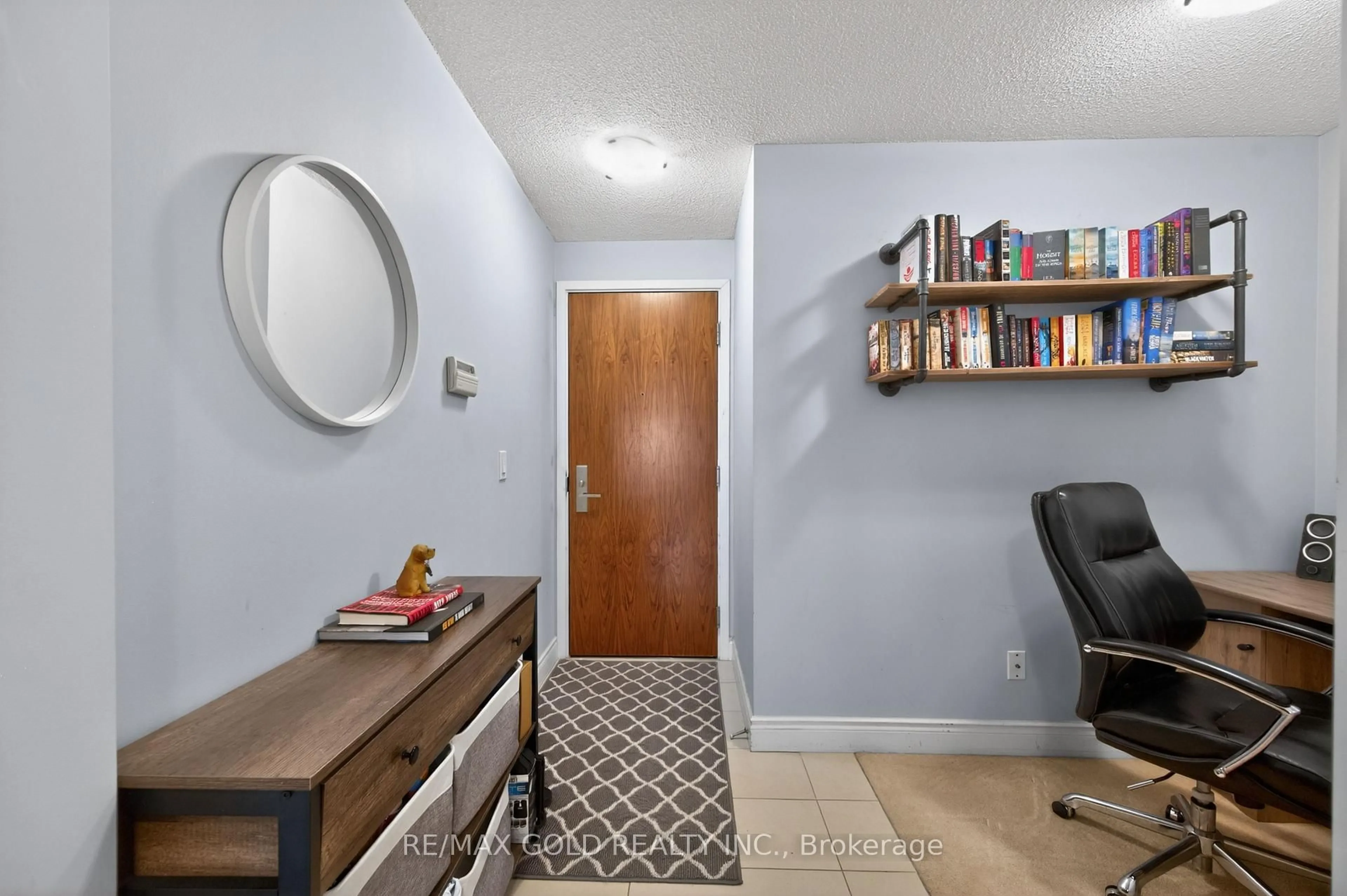 Indoor entryway for 37 Galleria Pkwy #319, Markham Ontario L3T 0A5