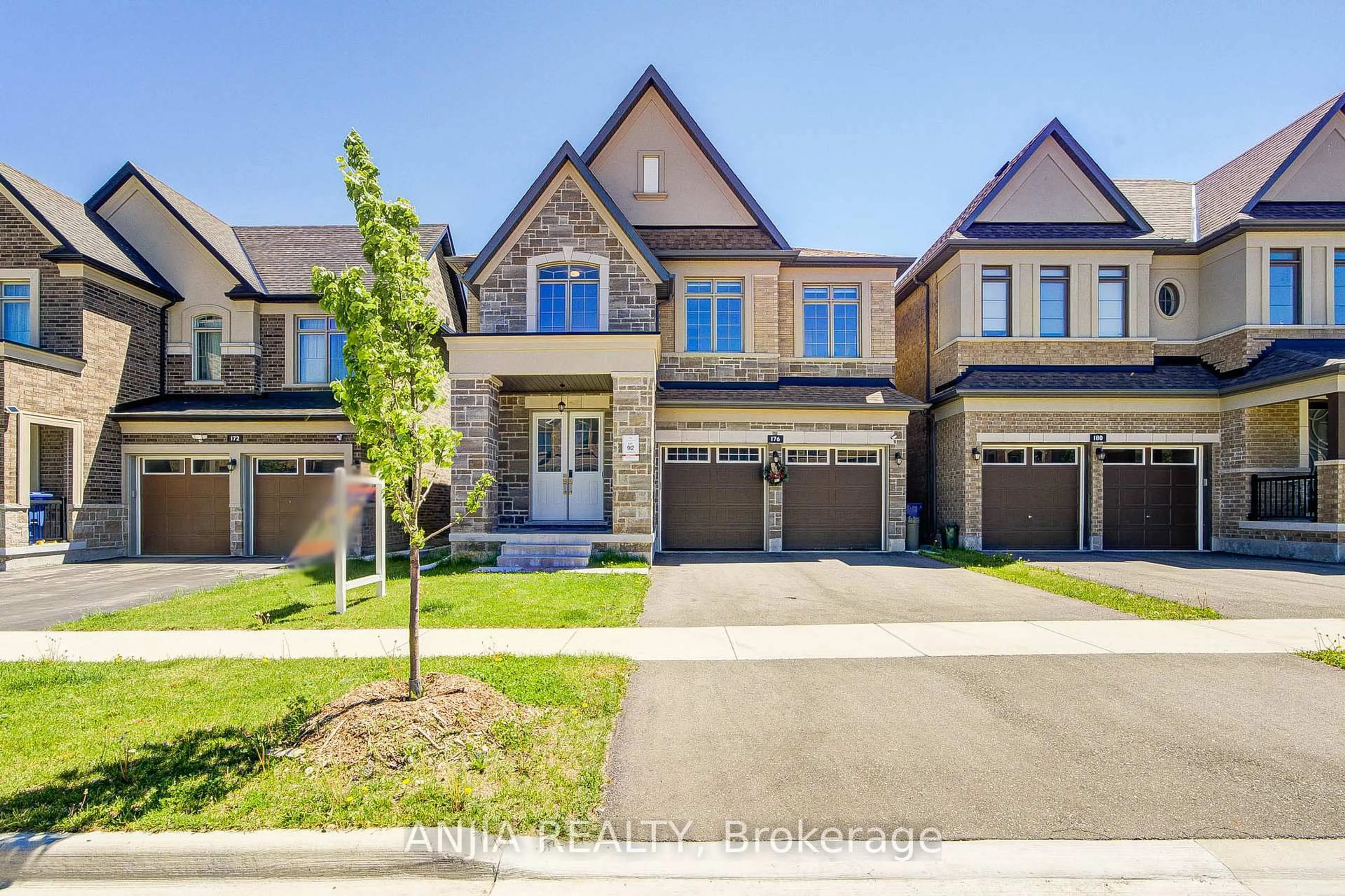 Home with brick exterior material, street for 176 Sikura Circ, Aurora Ontario L4G 3Z1
