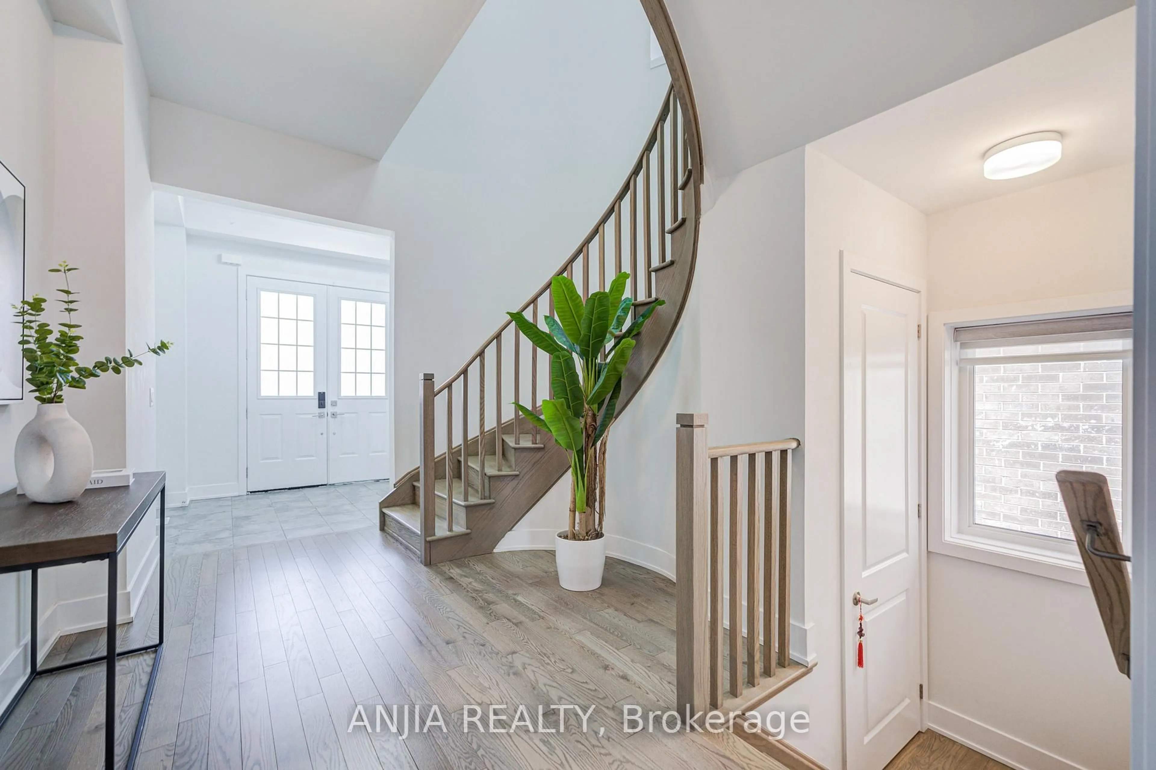 Indoor entryway for 176 Sikura Circ, Aurora Ontario L4G 3Z1