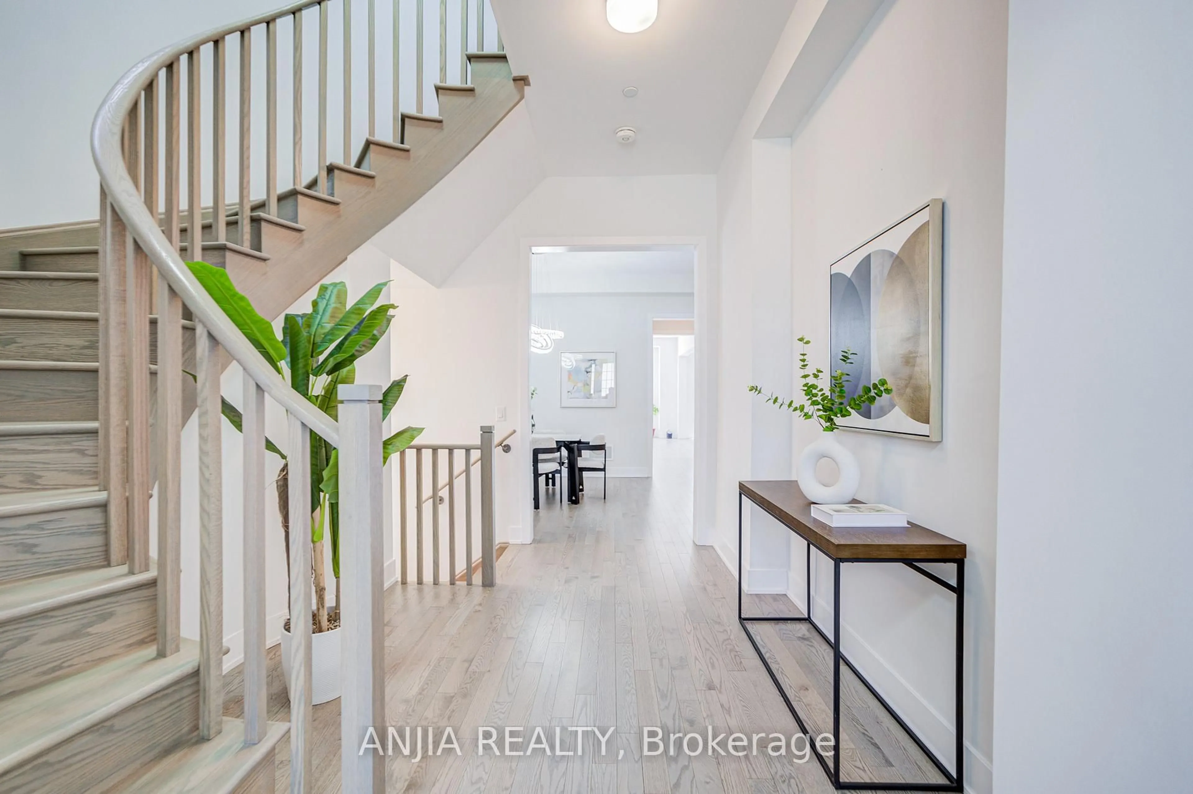 Indoor entryway for 176 Sikura Circ, Aurora Ontario L4G 3Z1