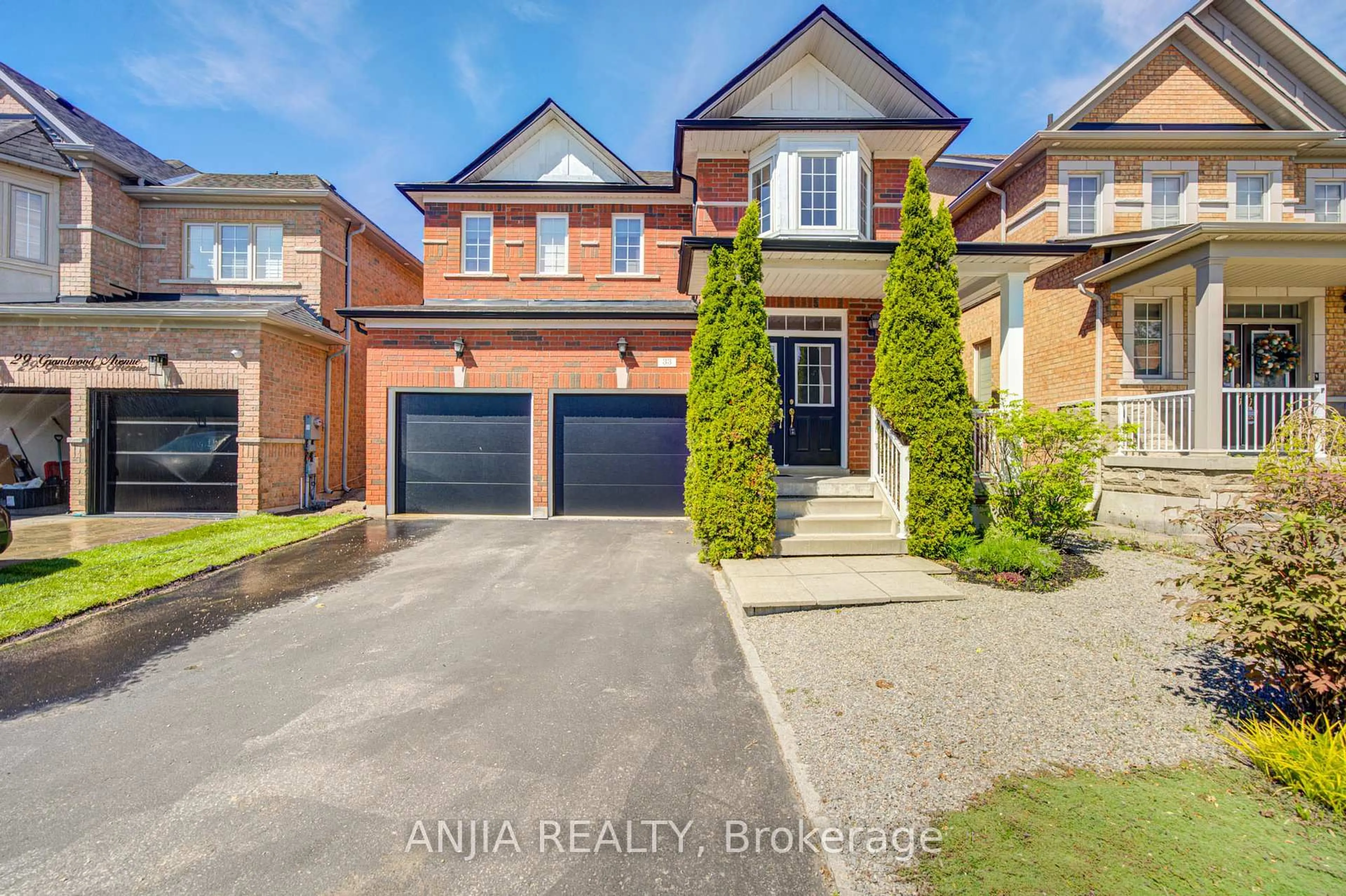 Home with brick exterior material, street for 33 Grandwood Ave, Whitchurch-Stouffville Ontario L4A 0M6