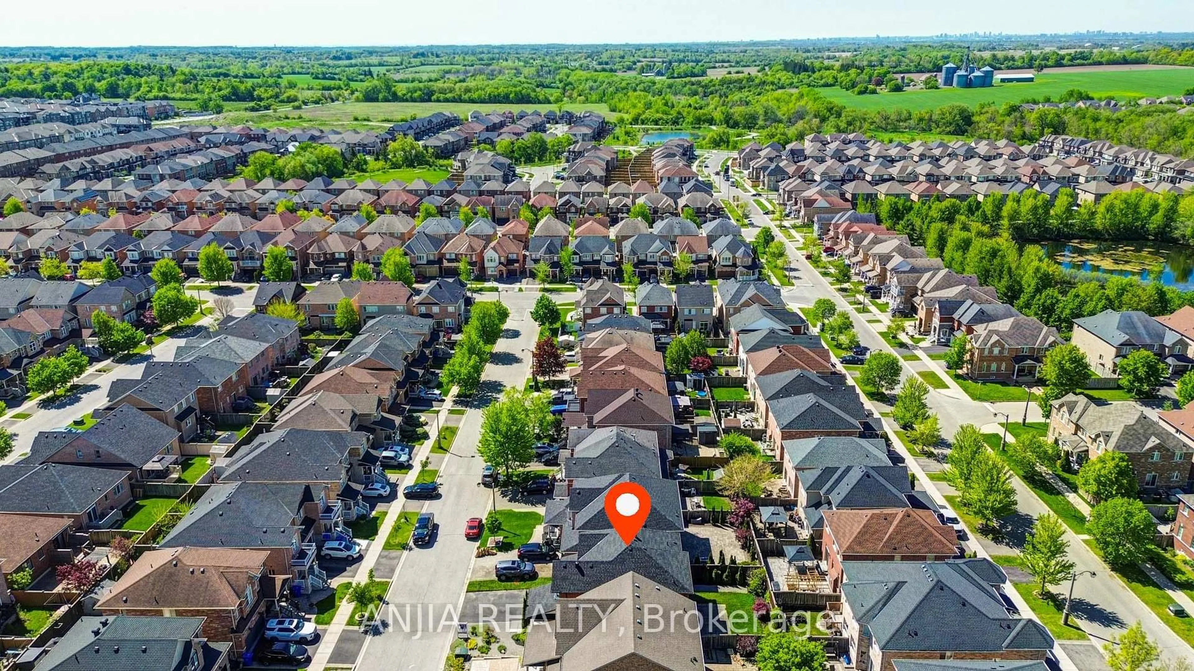 A pic from outside/outdoor area/front of a property/back of a property/a pic from drone, street for 33 Grandwood Ave, Whitchurch-Stouffville Ontario L4A 0M6