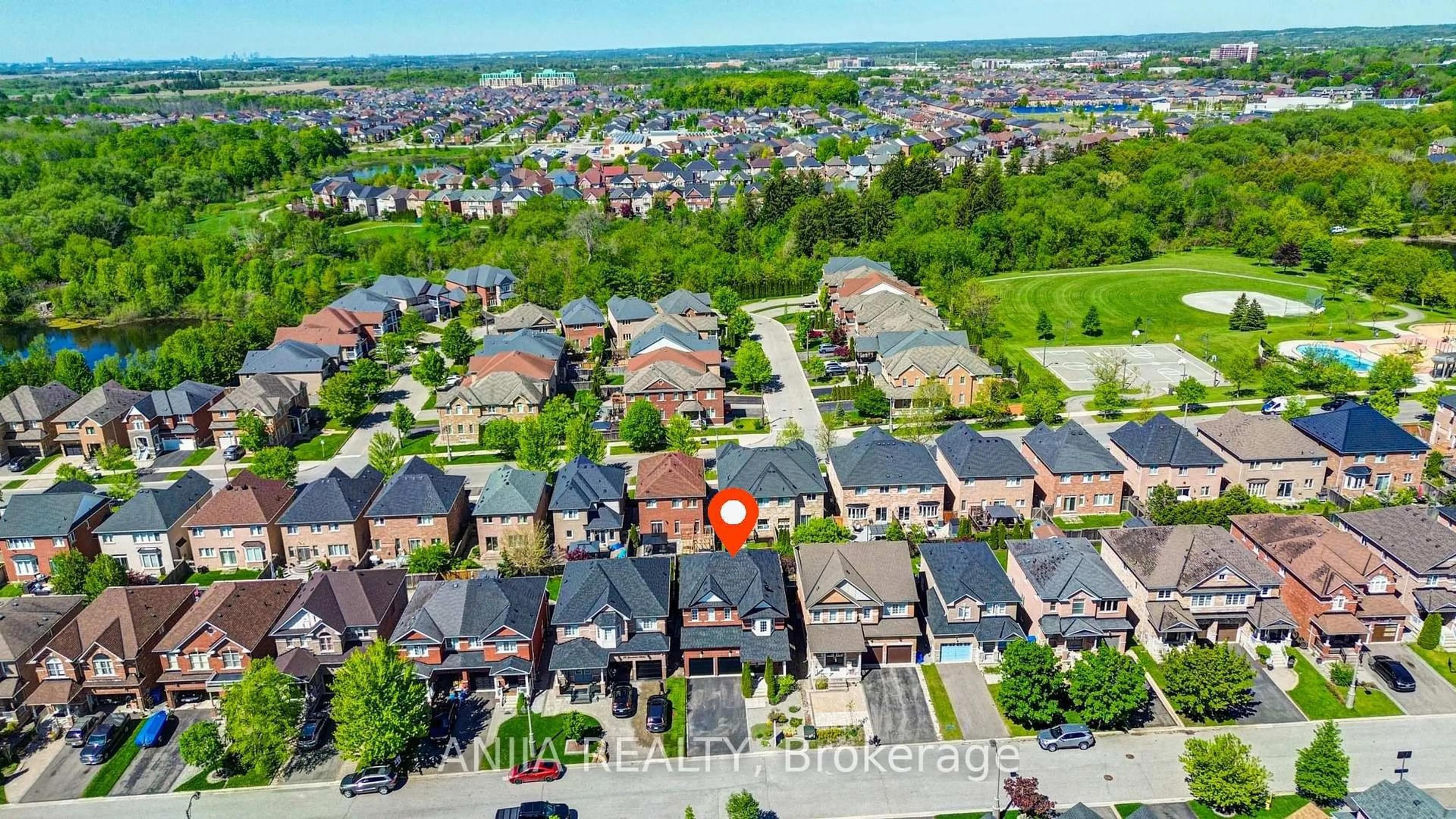 A pic from outside/outdoor area/front of a property/back of a property/a pic from drone, street for 33 Grandwood Ave, Whitchurch-Stouffville Ontario L4A 0M6