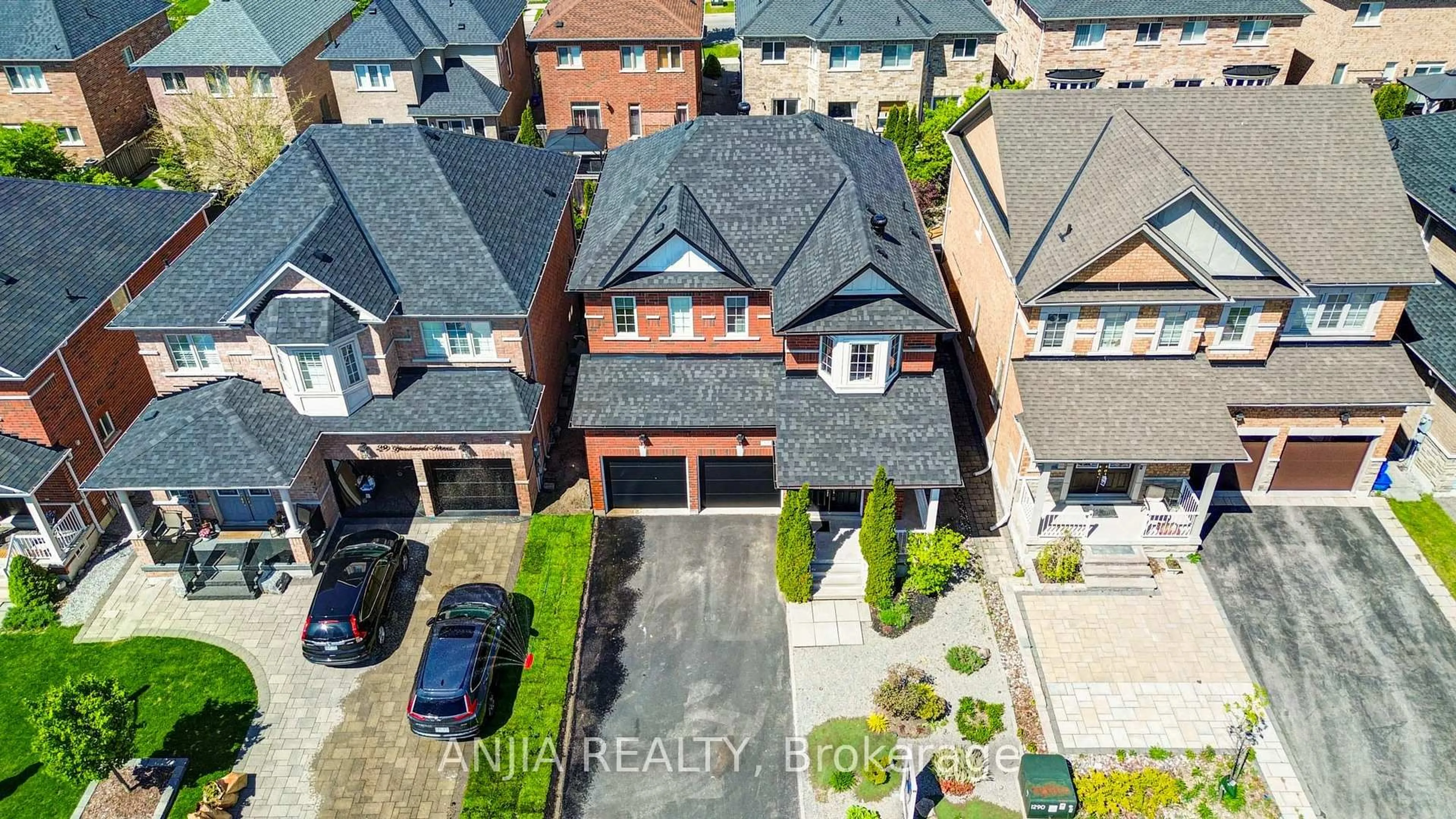 A pic from outside/outdoor area/front of a property/back of a property/a pic from drone, street for 33 Grandwood Ave, Whitchurch-Stouffville Ontario L4A 0M6