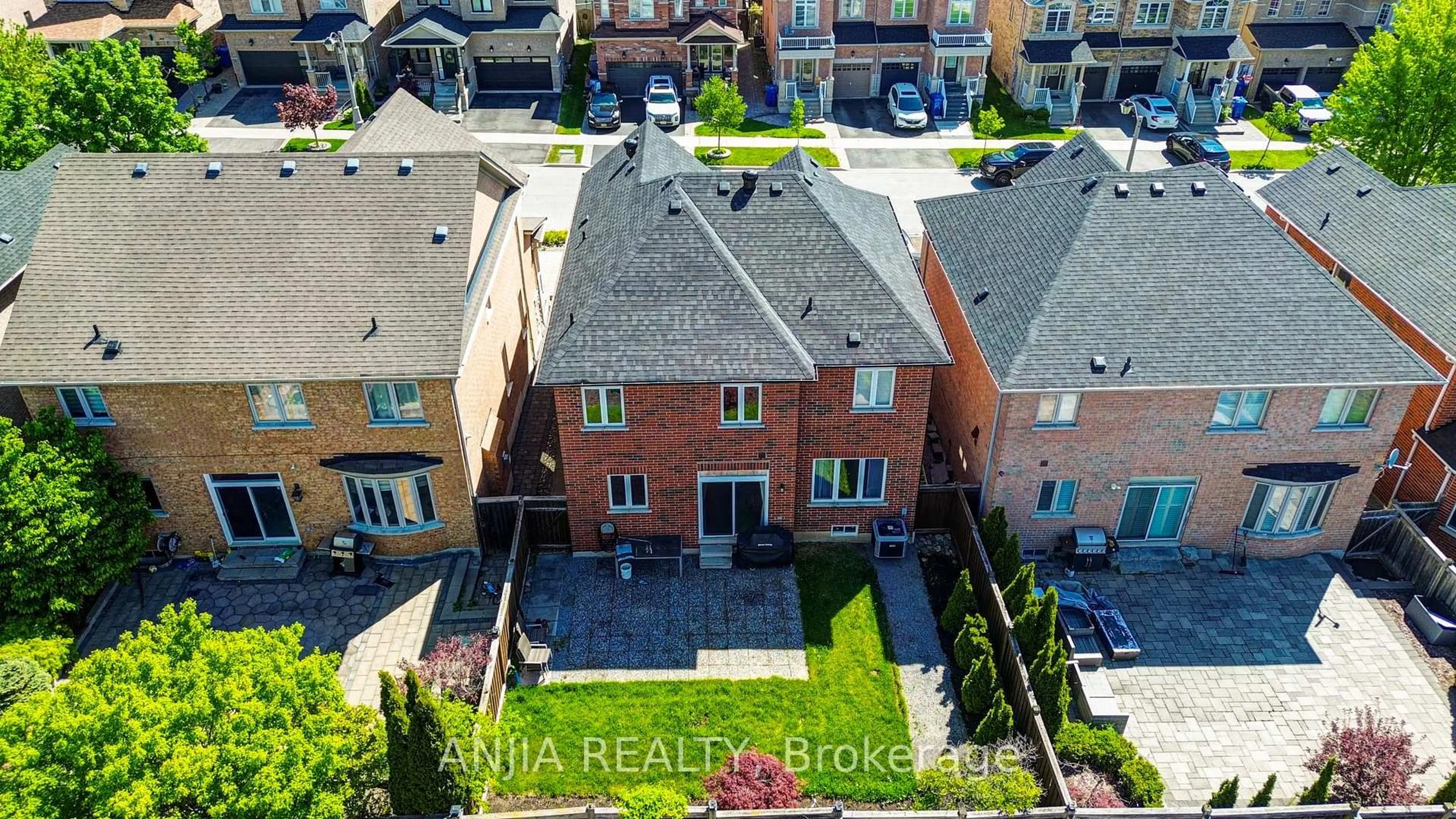 A pic from outside/outdoor area/front of a property/back of a property/a pic from drone, city buildings view from balcony for 33 Grandwood Ave, Whitchurch-Stouffville Ontario L4A 0M6