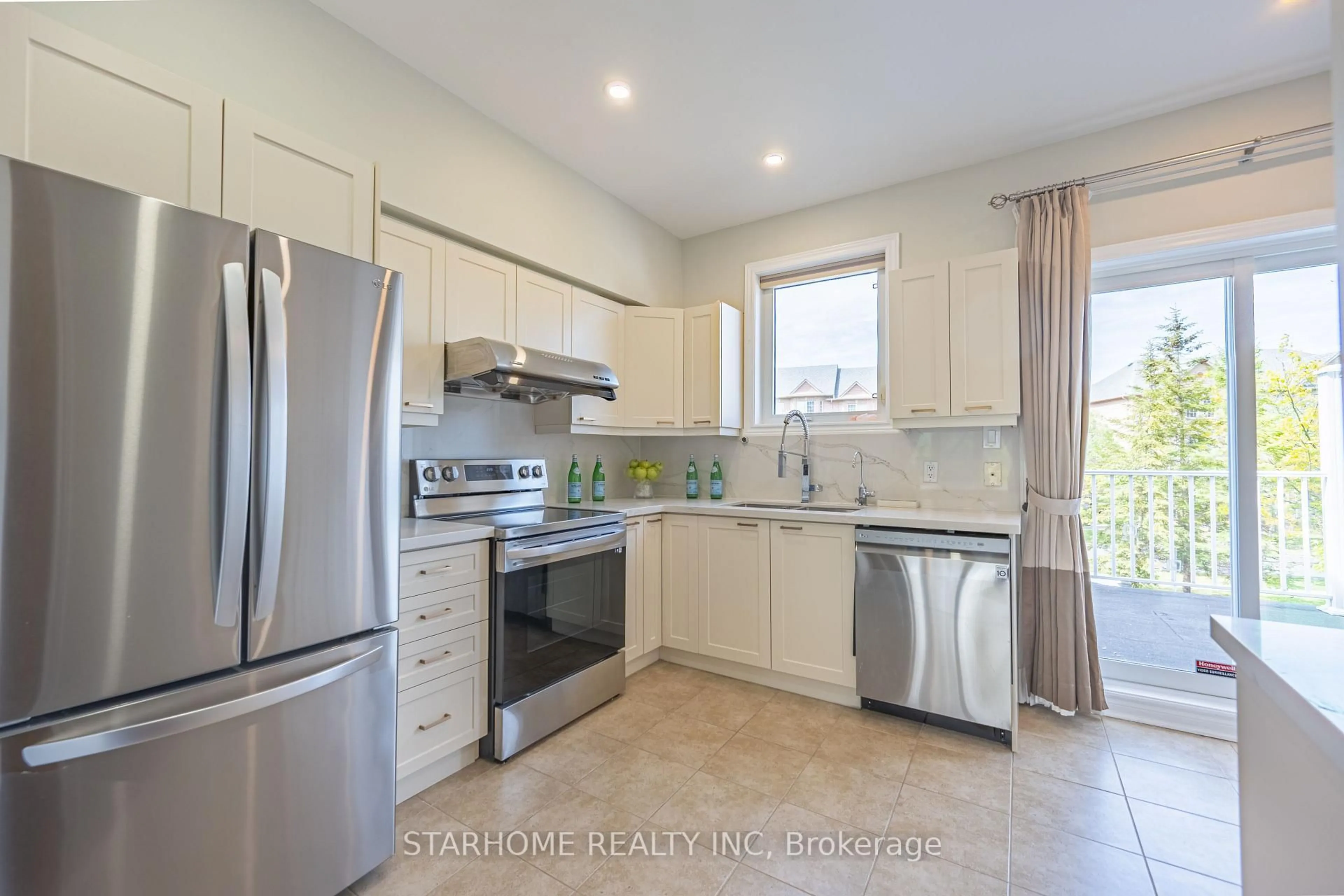 Open concept kitchen, ceramic/tile floor for 302 South Park Rd, Markham Ontario L3T 7W1