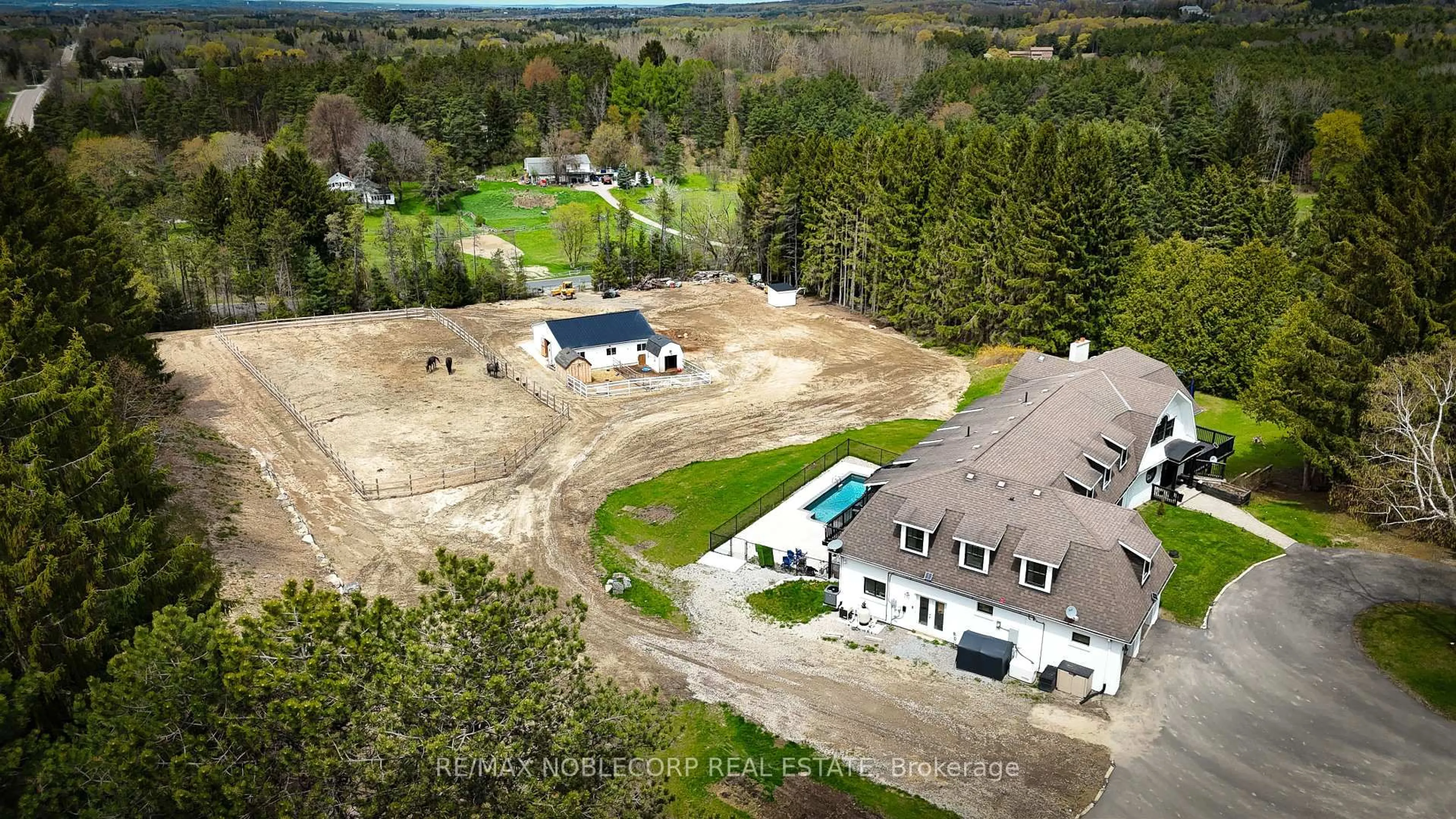 A pic from outside/outdoor area/front of a property/back of a property/a pic from drone, building for 14955 Jane St, King Ontario L7B 1A3