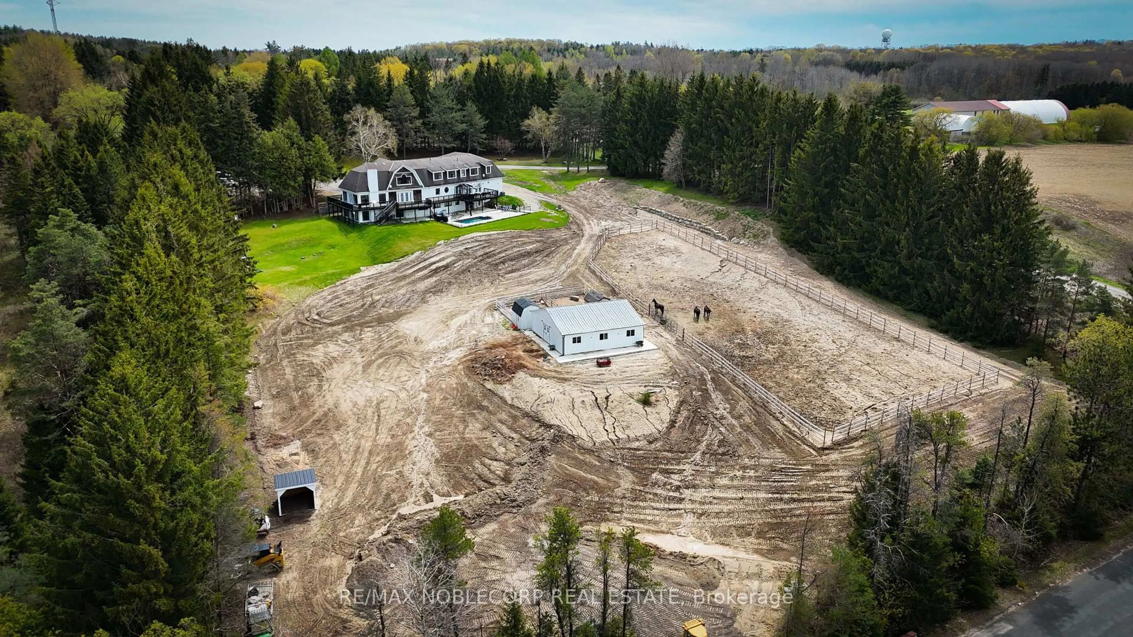 A pic from outside/outdoor area/front of a property/back of a property/a pic from drone, building for 14955 Jane St, King Ontario L7B 1A3