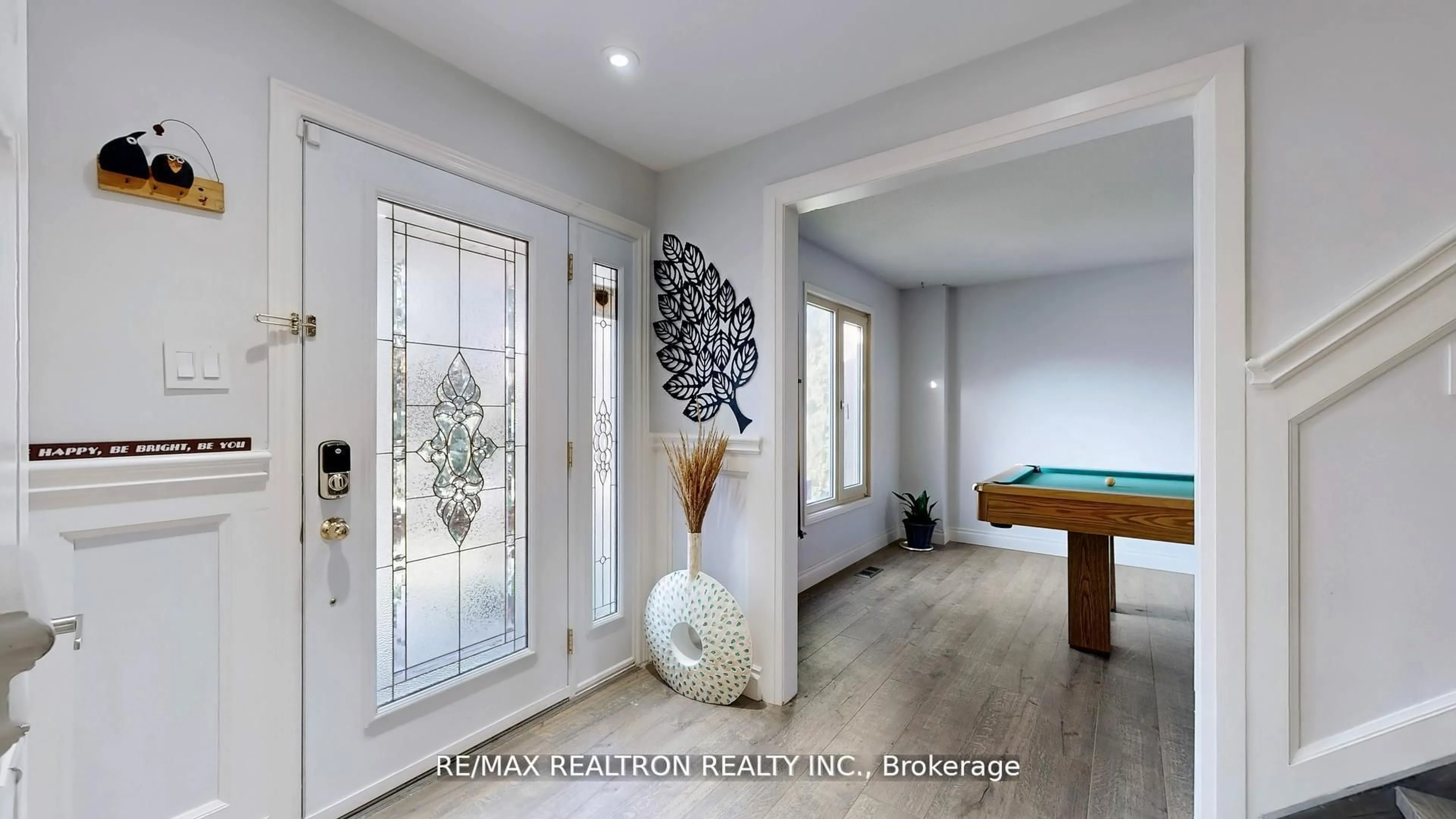 Indoor entryway for 200 Mccaffrey Rd, Newmarket Ontario L3X 1J9