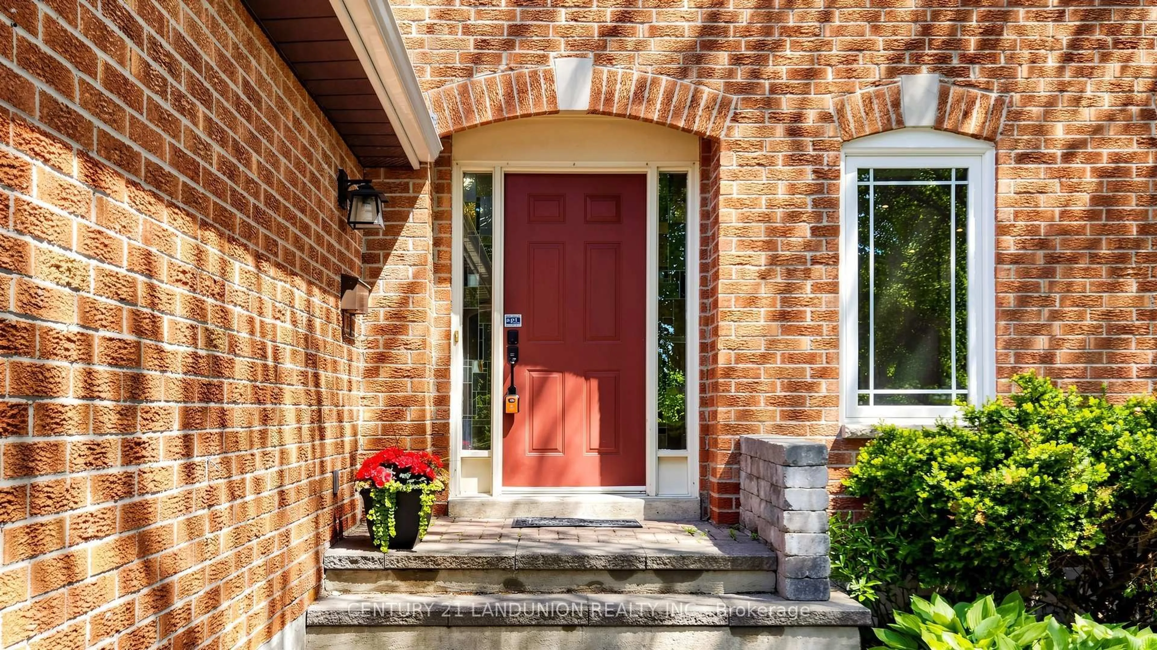 Home with brick exterior material, street for 37 Millstone Crt, Markham Ontario L3R 7M4