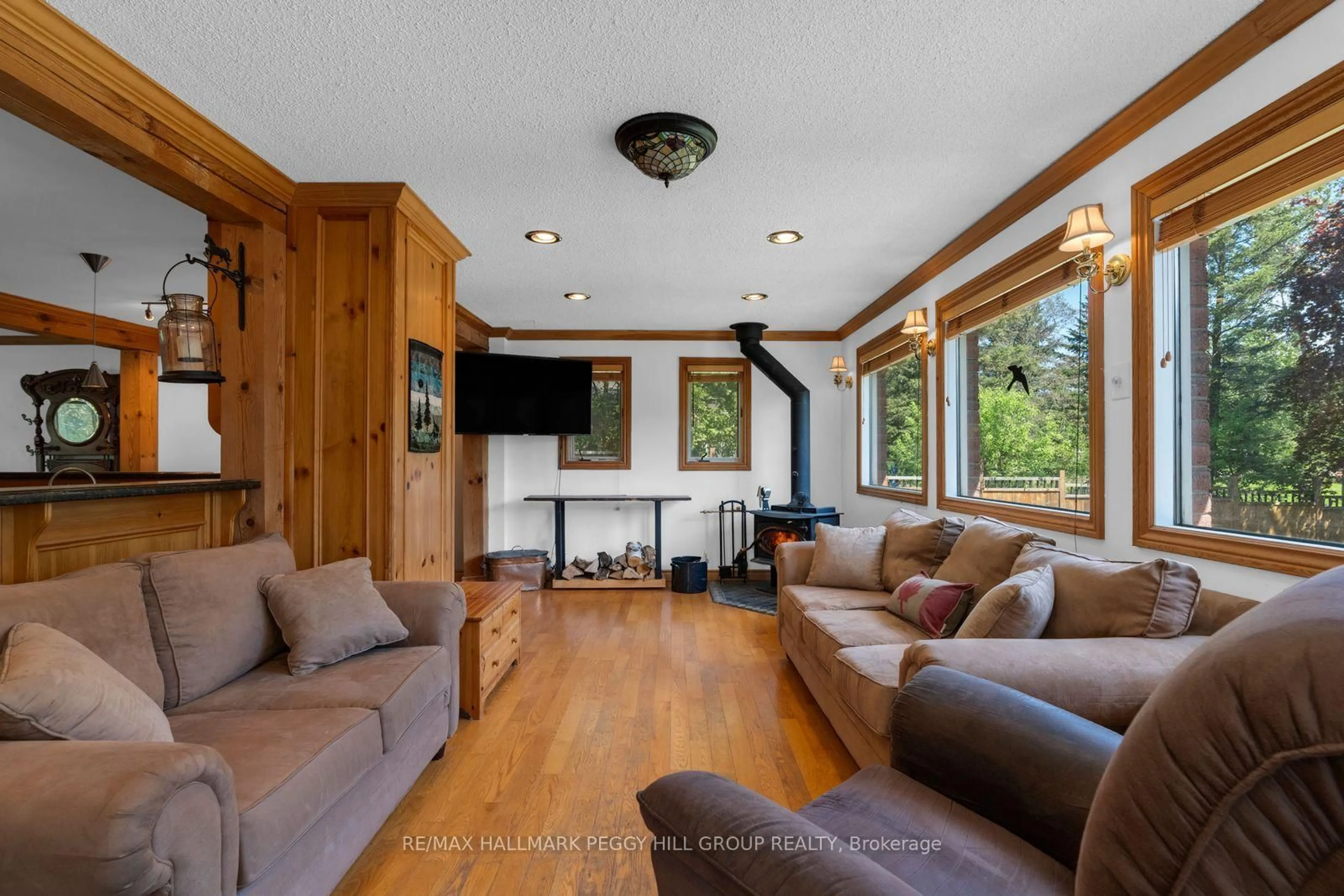 Living room with furniture, wood/laminate floor for 2145 18th Sdrd, New Tecumseth Ontario L0G 1W0