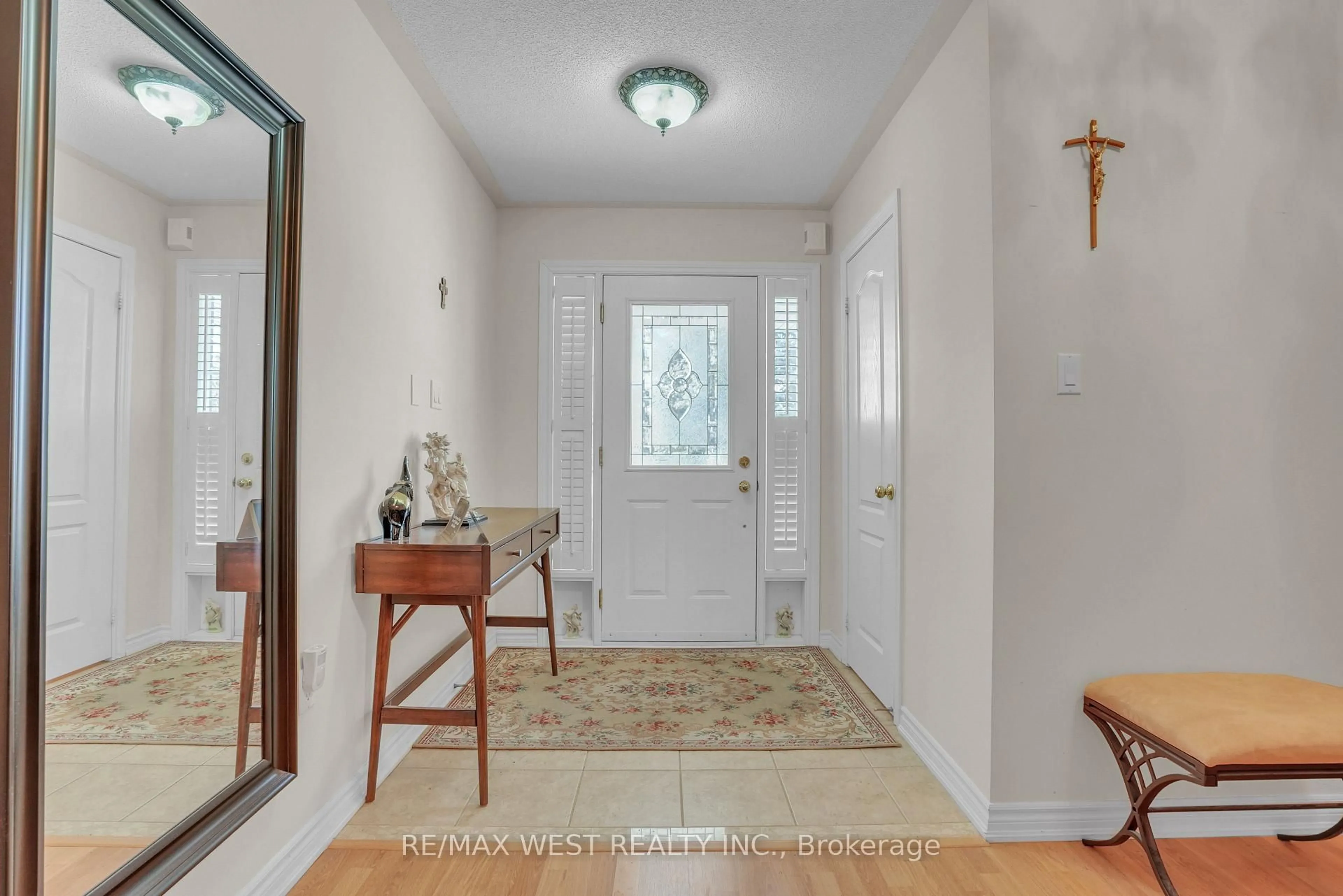 Indoor entryway for 503 Simcoe Rd, Bradford West Gwillimbury Ontario L3Z 3C4