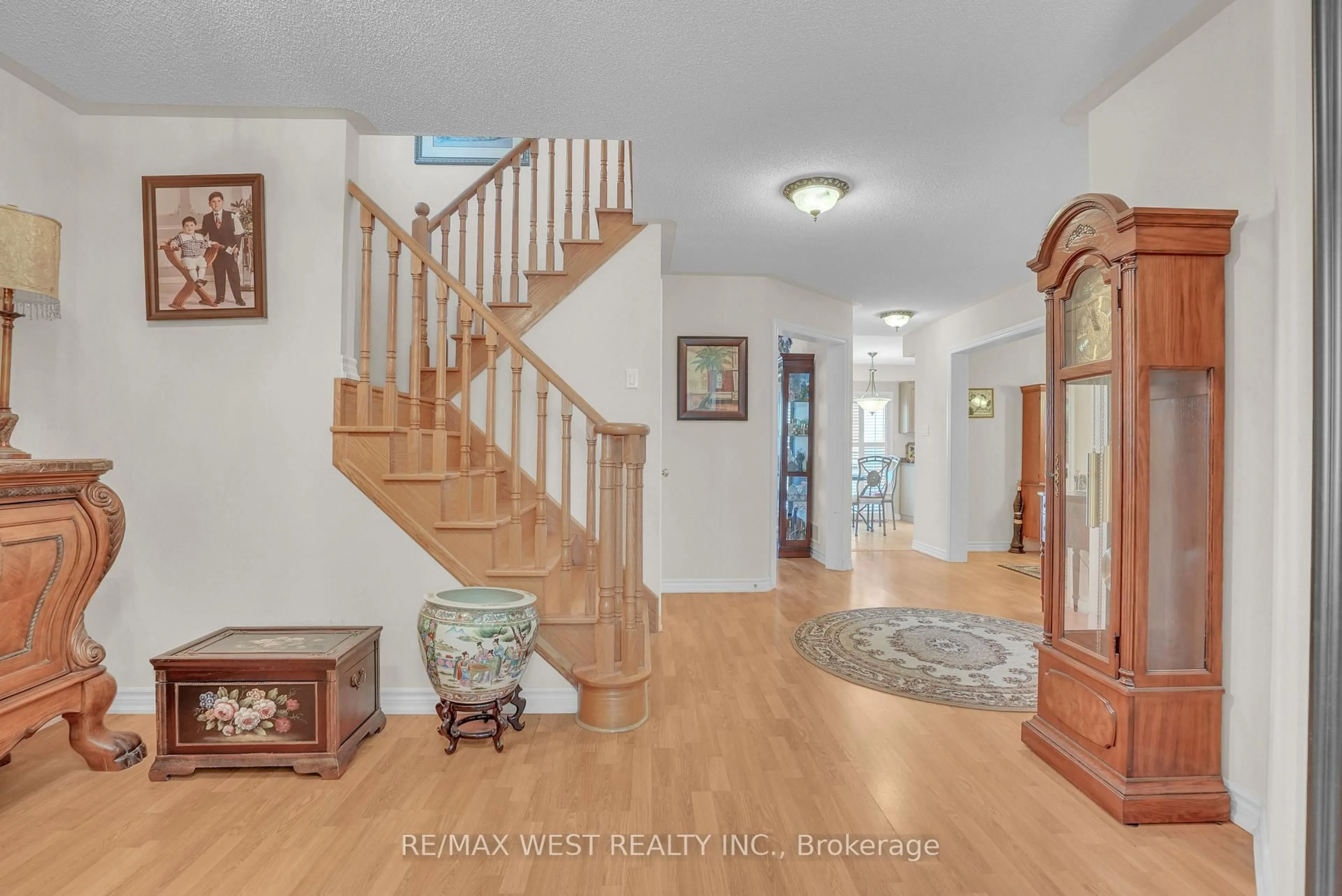Indoor entryway for 503 Simcoe Rd, Bradford West Gwillimbury Ontario L3Z 3C4