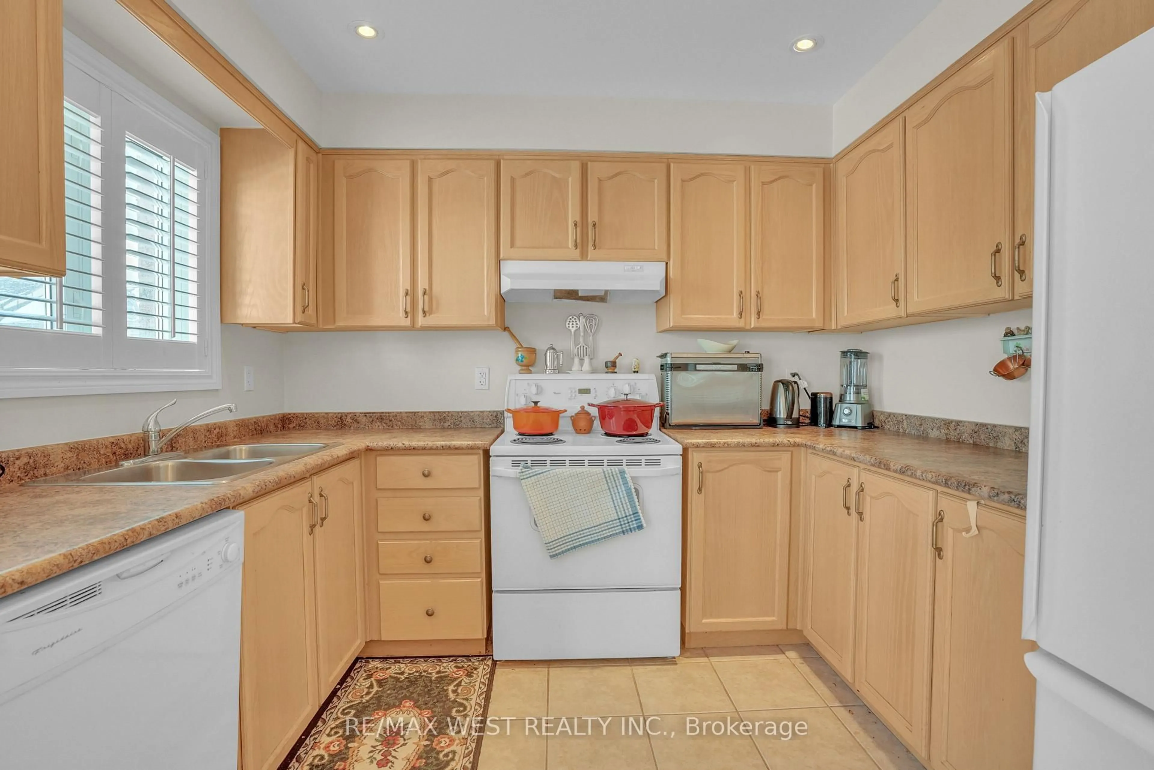 Standard kitchen, unknown for 503 Simcoe Rd, Bradford West Gwillimbury Ontario L3Z 3C4