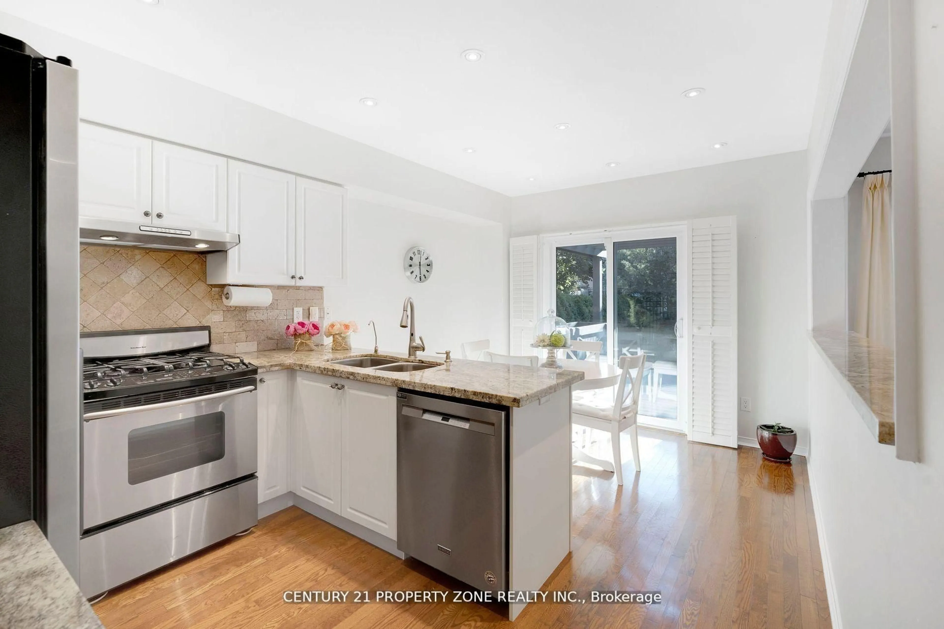 Open concept kitchen, unknown for 582 Plantation Gate, Newmarket Ontario L3X 2C2