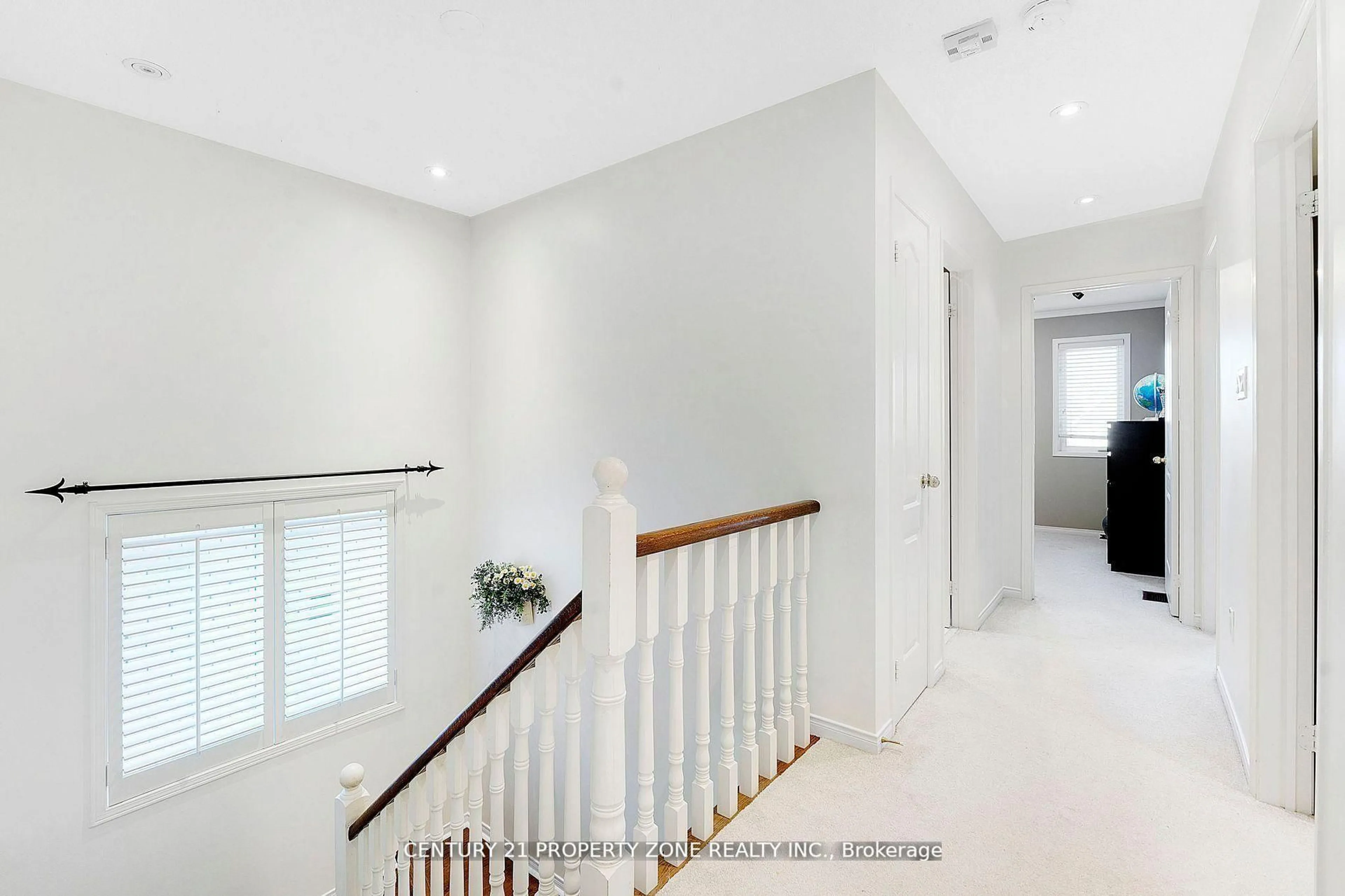 Indoor foyer for 582 Plantation Gate, Newmarket Ontario L3X 2C2