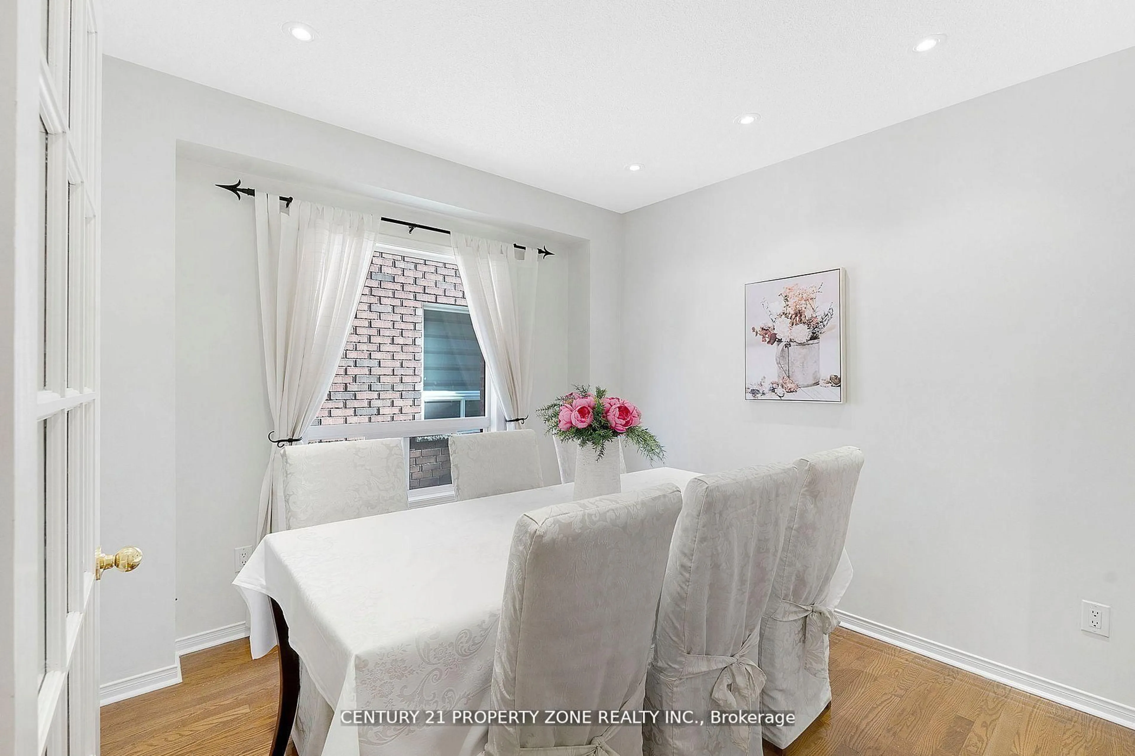 Dining room, wood/laminate floor for 582 Plantation Gate, Newmarket Ontario L3X 2C2